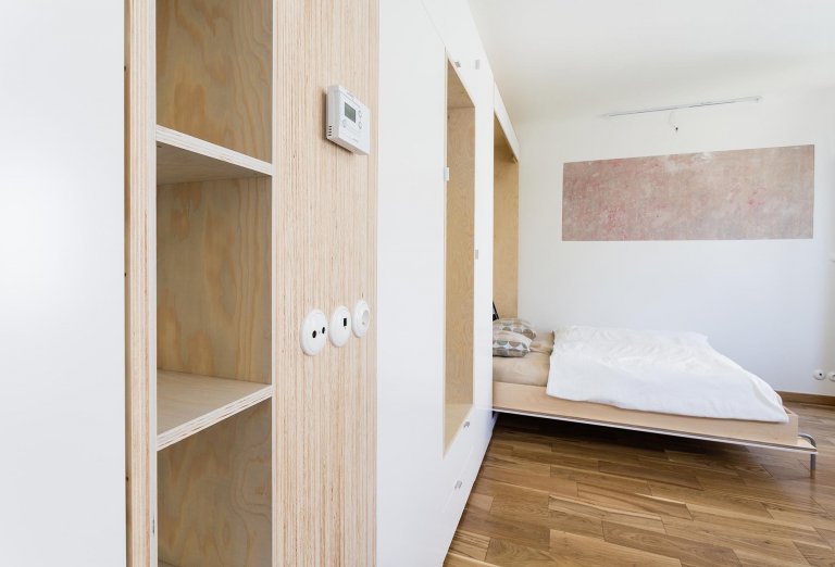 Kolik prostoru na bydlení potřebuje mladý člověk pro život ve městě? Život bez závazků, s&nbsp;velkým počtem koníčků a zájmů? Pravděpodobně málo. Možná ještě…