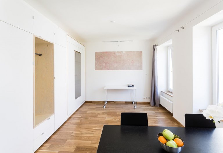 Kolik prostoru na bydlení potřebuje mladý člověk pro život ve městě? Život bez závazků, s&nbsp;velkým počtem koníčků a zájmů? Pravděpodobně málo. Možná ještě…