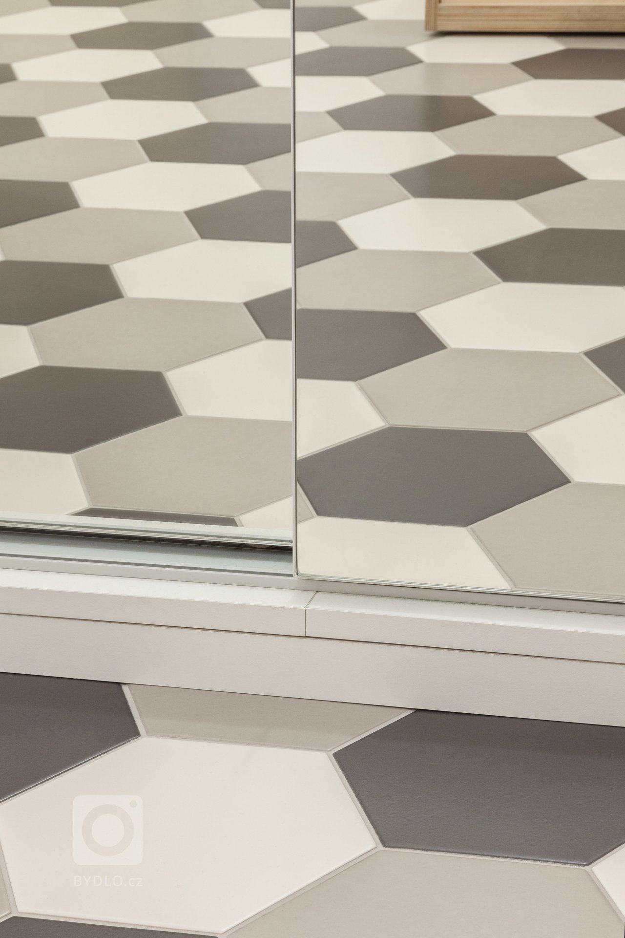 V holešovickém bytě 2kk nezůstala po rekonstrukci na 3kk kromě nosných zdí téměř ani cihla původního zdiva. Koupelna se přesunula do vstupní haly, kuchyňský…