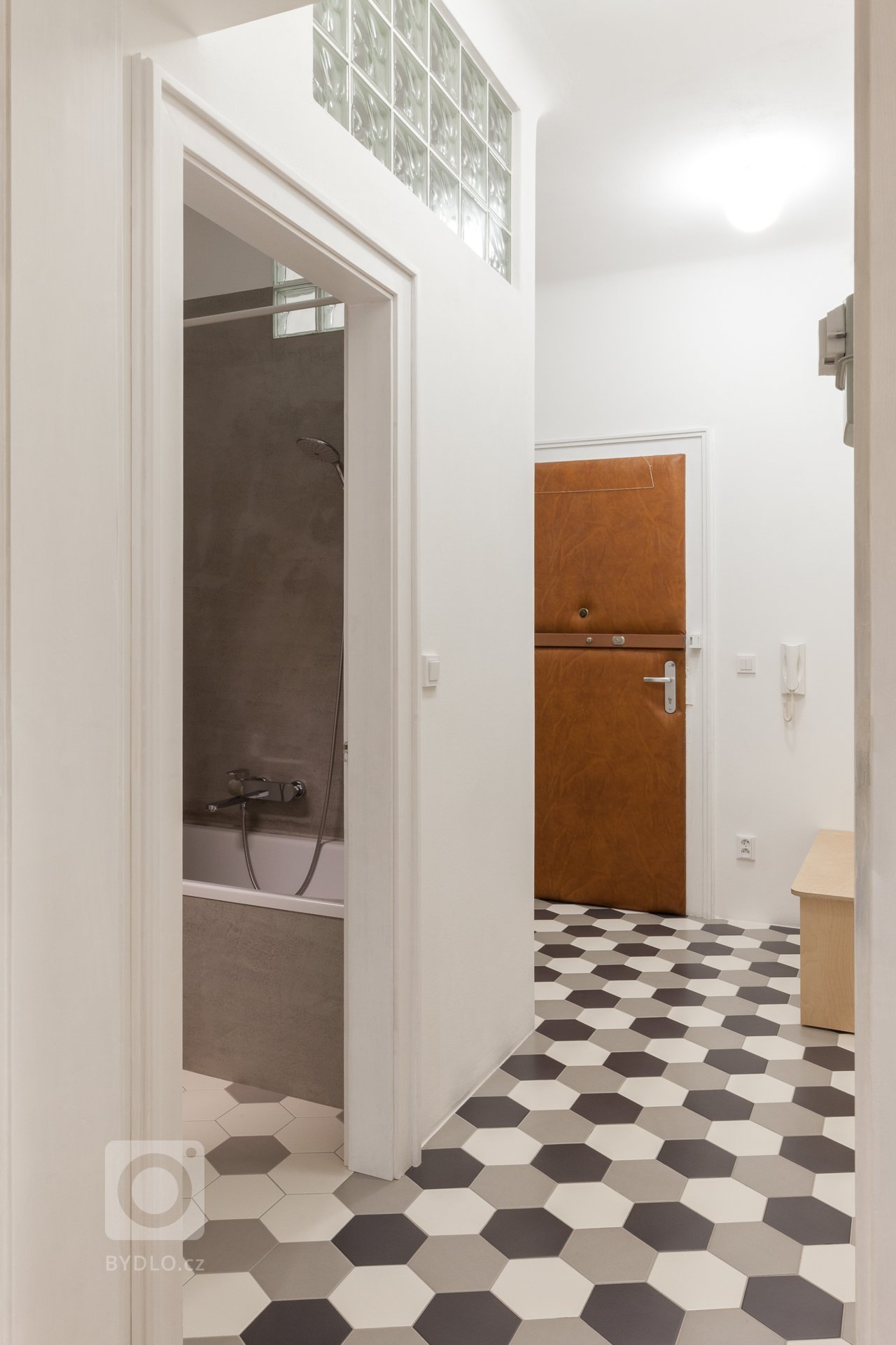 Koupelna je opět velmi prostorově úsporná a funkční - ve velmi malém prostoru je wc, vana i prostor se zrcadlovou skříňkou a umyvadlem, které je součástí spodní koupelnové skříně. 