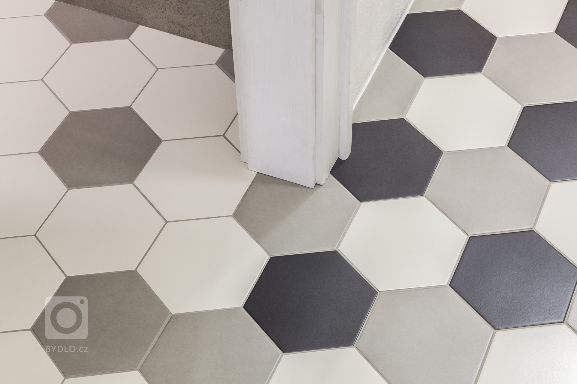 V holešovickém bytě 2kk nezůstala po rekonstrukci na 3kk kromě nosných zdí téměř ani cihla původního zdiva. Koupelna se přesunula do vstupní haly, kuchyňský…