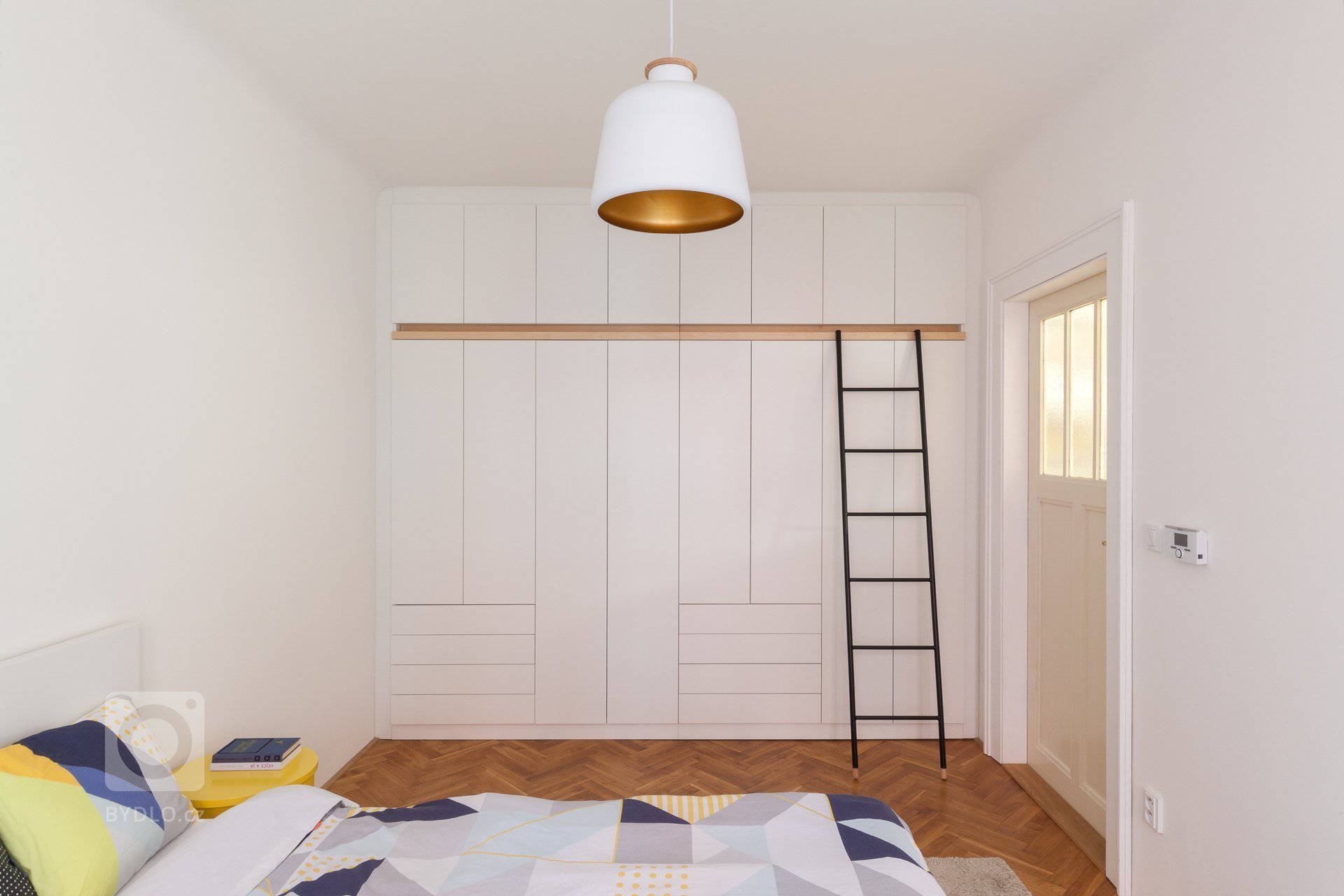 V holešovickém bytě 2kk nezůstala po rekonstrukci na 3kk kromě nosných zdí téměř ani cihla původního zdiva. Koupelna se přesunula do vstupní haly, kuchyňský…