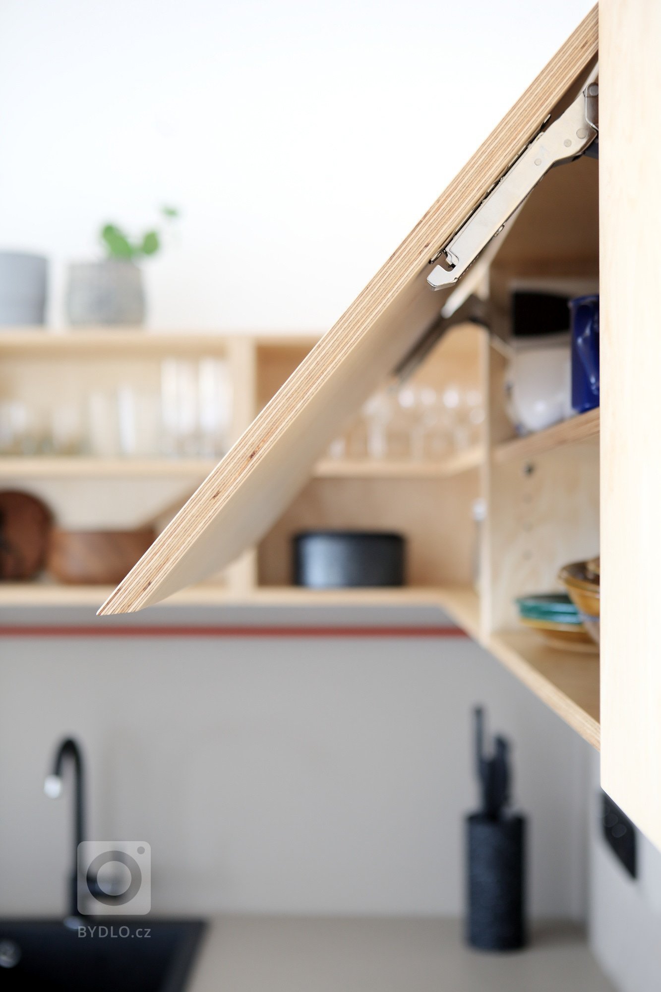 Původní dispozice bytu nevyhovovala současným požadavkům obývání městského bytu. Ložnici chcete mít s okny do klidného vnitrobloku a orientací na sever.…