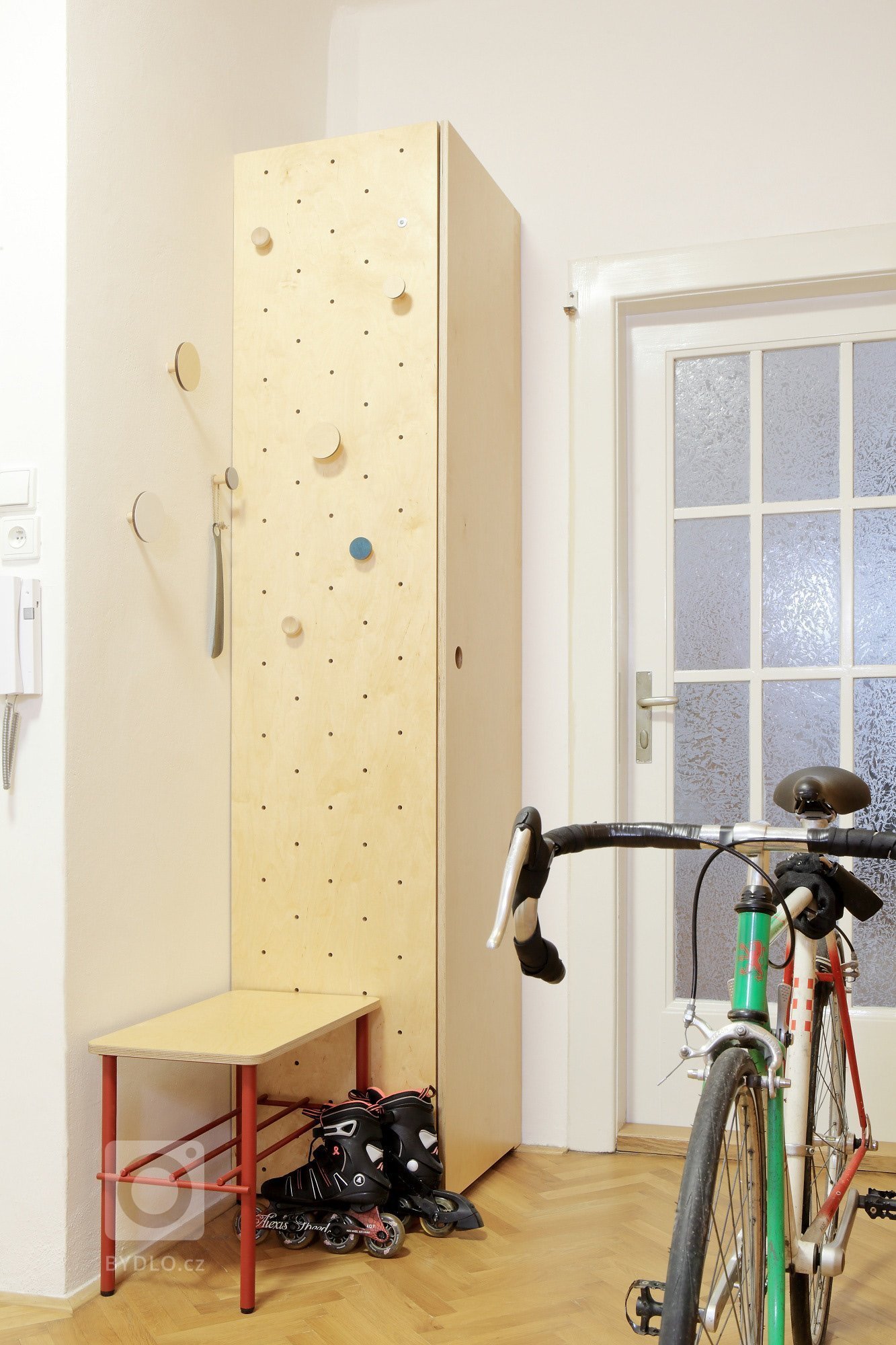 Původní dispozice bytu nevyhovovala současným požadavkům obývání městského bytu. Ložnici chcete mít s okny do klidného vnitrobloku a orientací na sever.…