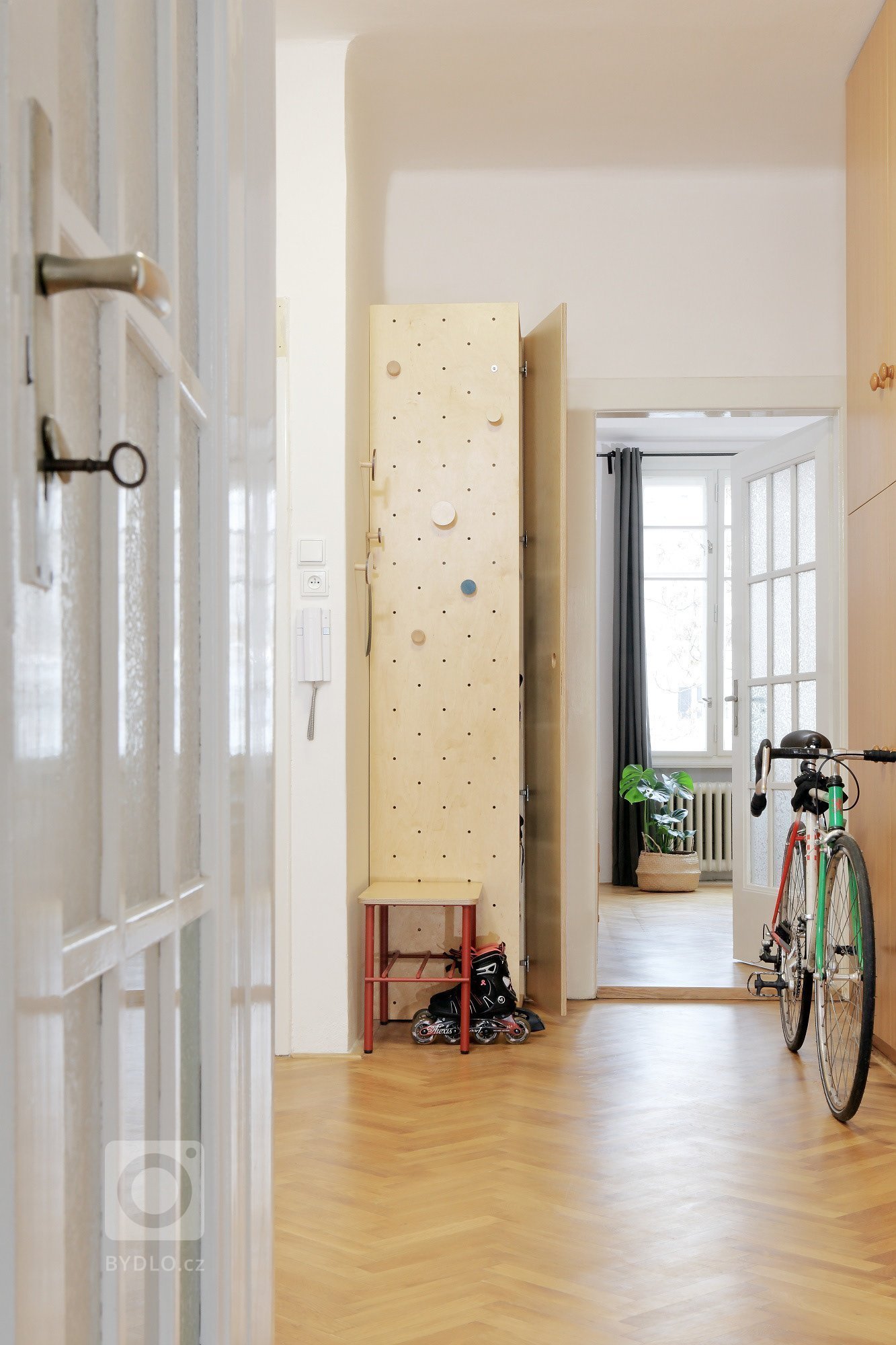 Původní dispozice bytu nevyhovovala současným požadavkům obývání městského bytu. Ložnici chcete mít s okny do klidného vnitrobloku a orientací na sever.…