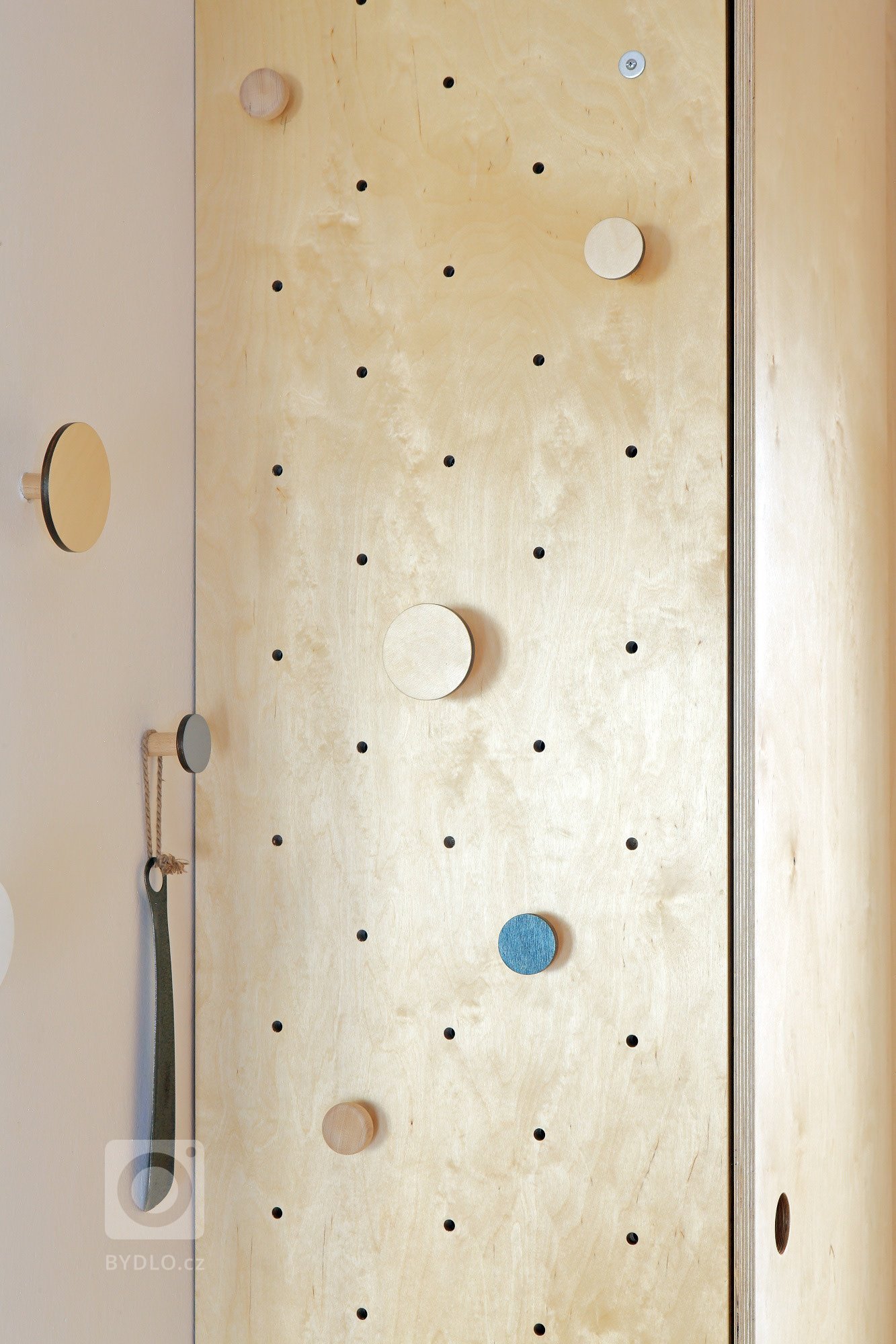 Původní dispozice bytu nevyhovovala současným požadavkům obývání městského bytu. Ložnici chcete mít s okny do klidného vnitrobloku a orientací na sever.…