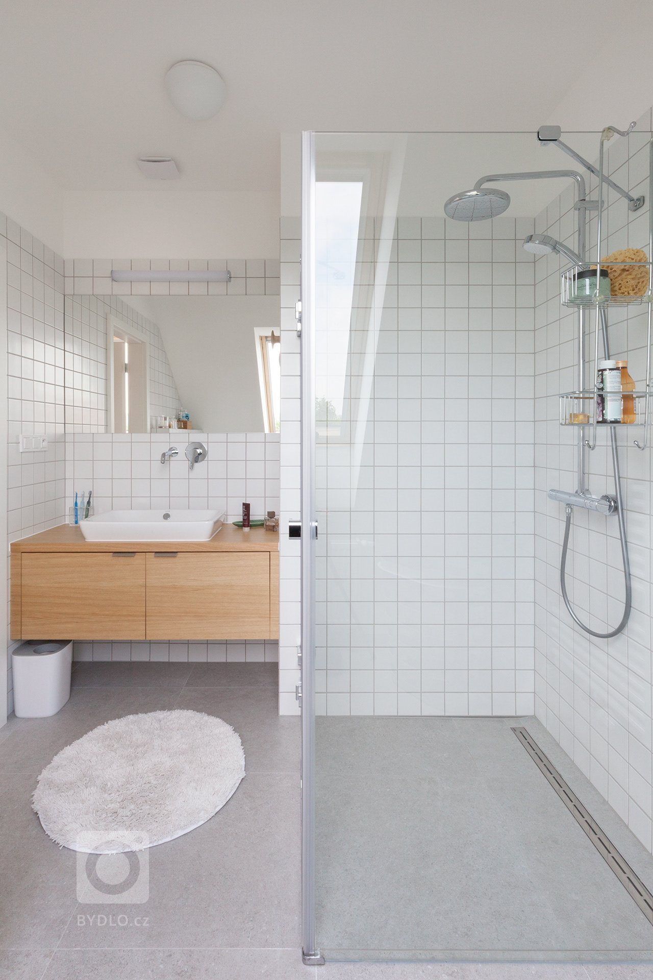 Dvojdomek svou velikostí připomínající domy anglické už majitelům (mimochodem polovičním angličanům) začínal být příliš malý, proto se rozhodli využít dosud…