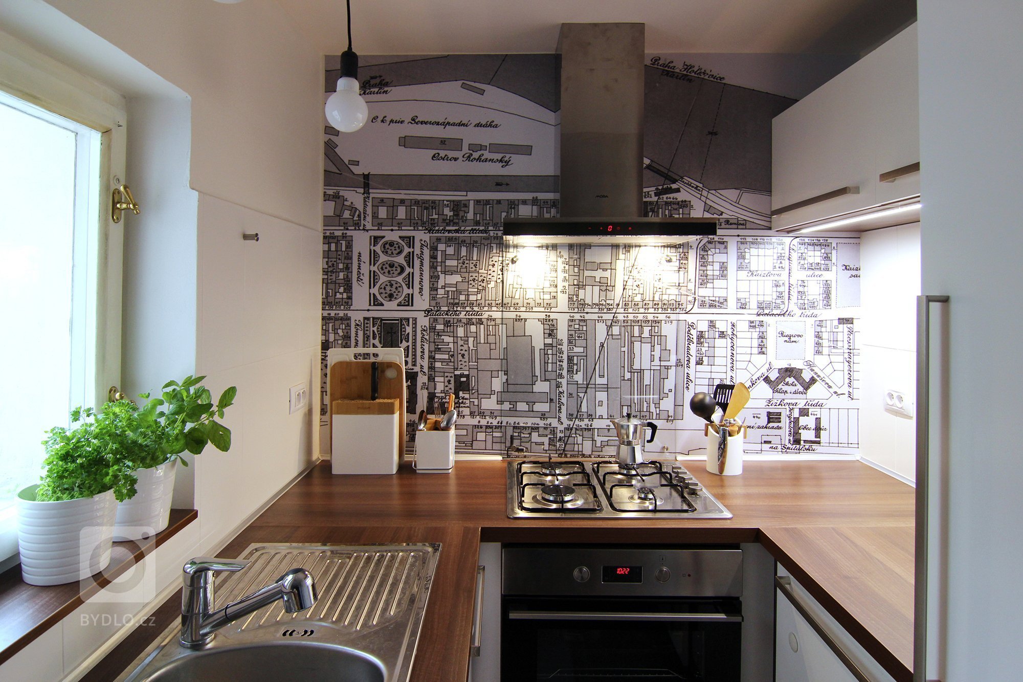 Malý podkrovní byt ve starém domě v Karlíně. Majitelem je mladý, single žijící muž, ve věci vkusu široce rozkročený mezi láskou ke starým, industriálním věcem …