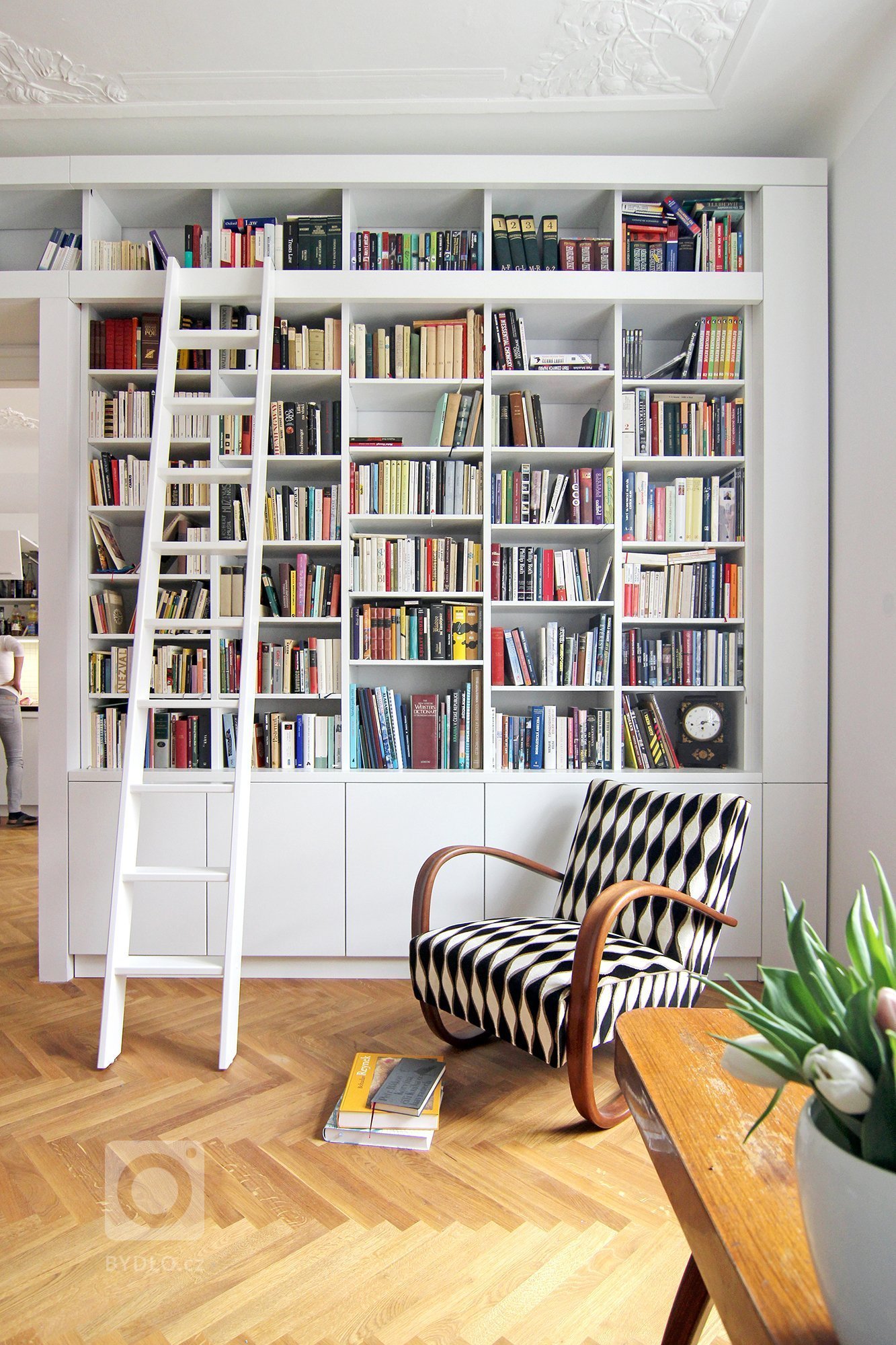 Sto let starý dům v Praze na Letné od architekta Bohumila Hypšmana. Velký byt se záplavou světla z arkýře do ulice. Krásné historické detaily zanikající vedle…