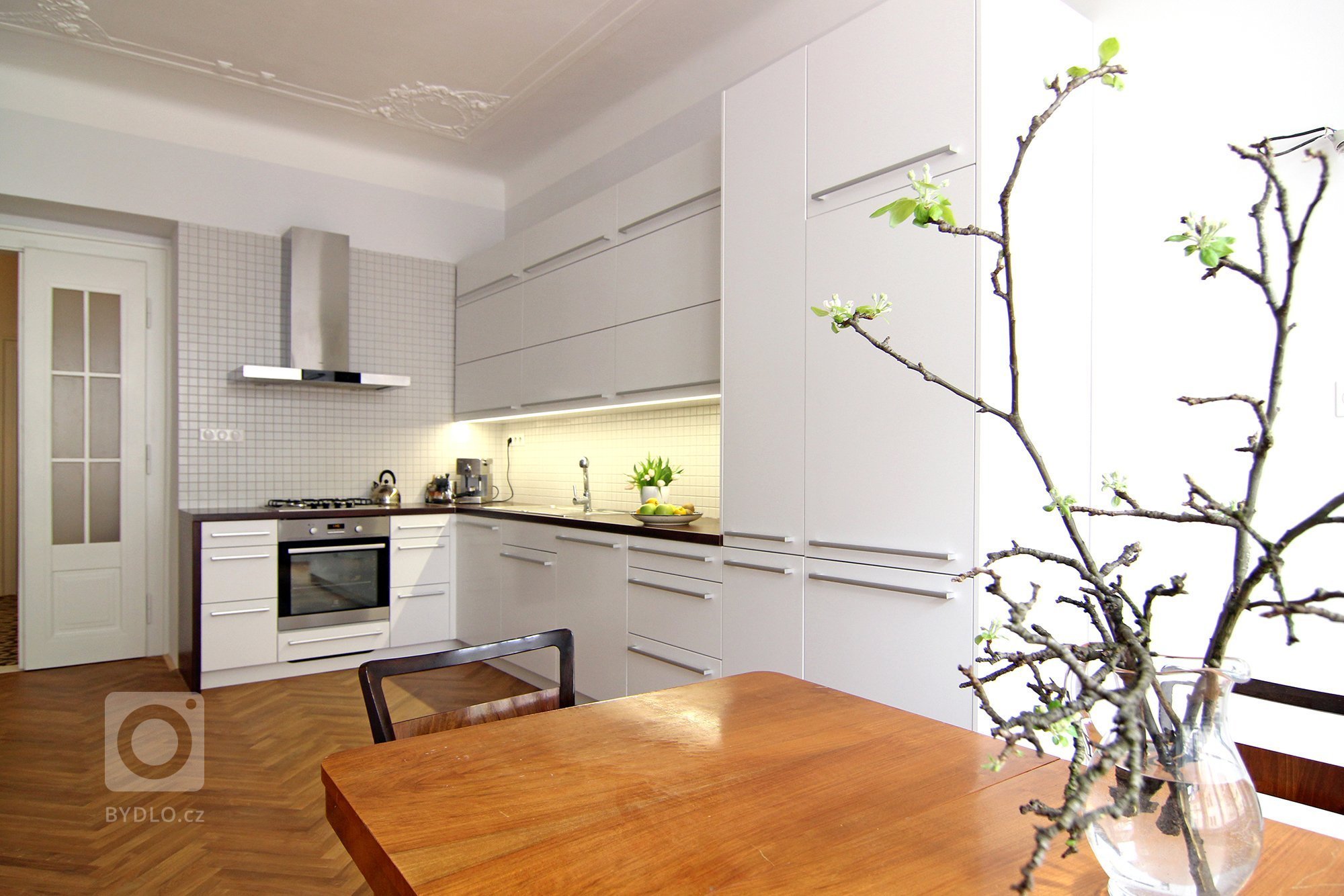 Sto let starý dům v Praze na Letné od architekta Bohumila Hypšmana. Velký byt se záplavou světla z arkýře do ulice. Krásné historické detaily zanikající vedle…