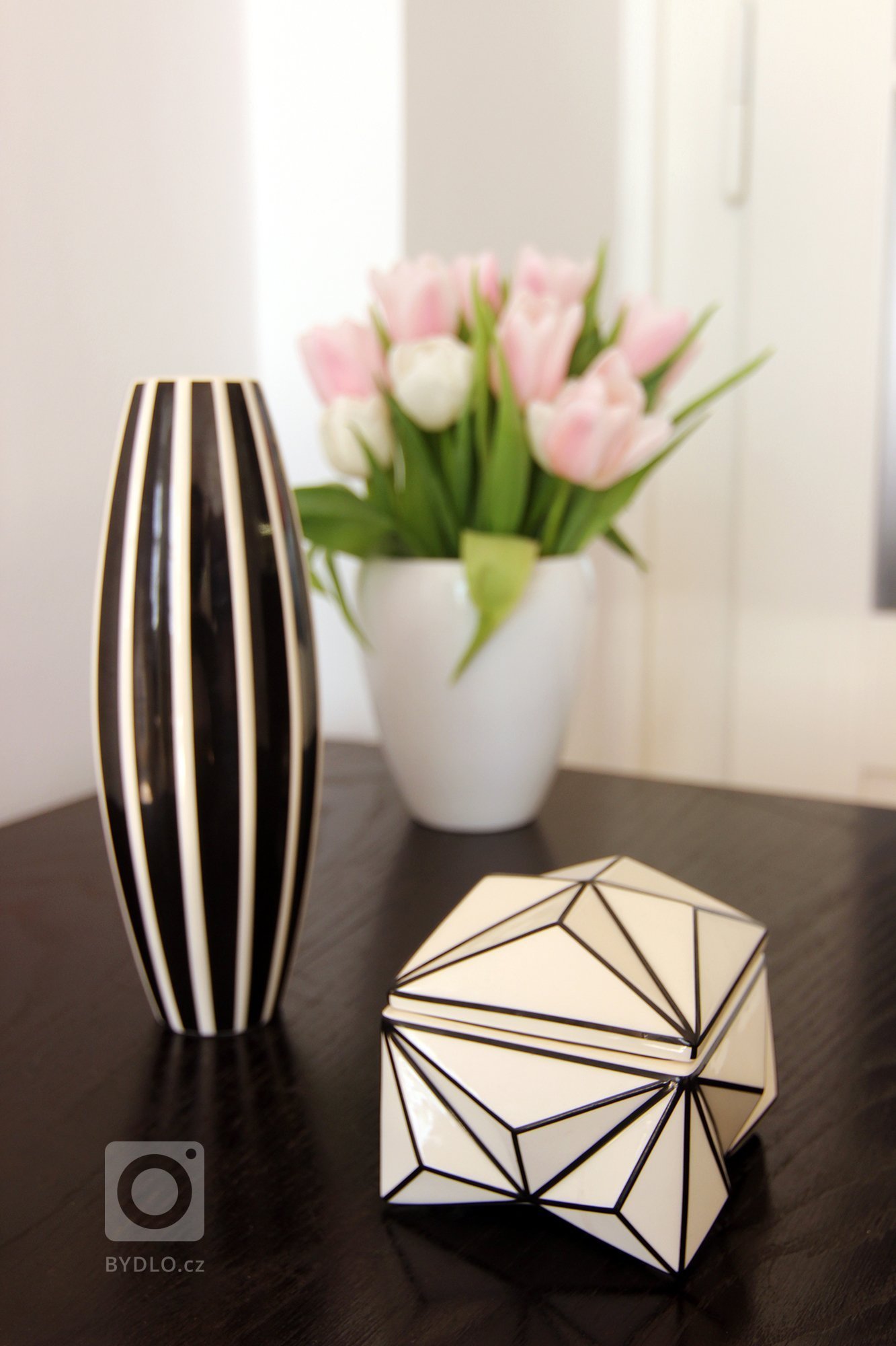 Sto let starý dům v Praze na Letné od architekta Bohumila Hypšmana. Velký byt se záplavou světla z arkýře do ulice. Krásné historické detaily zanikající vedle…