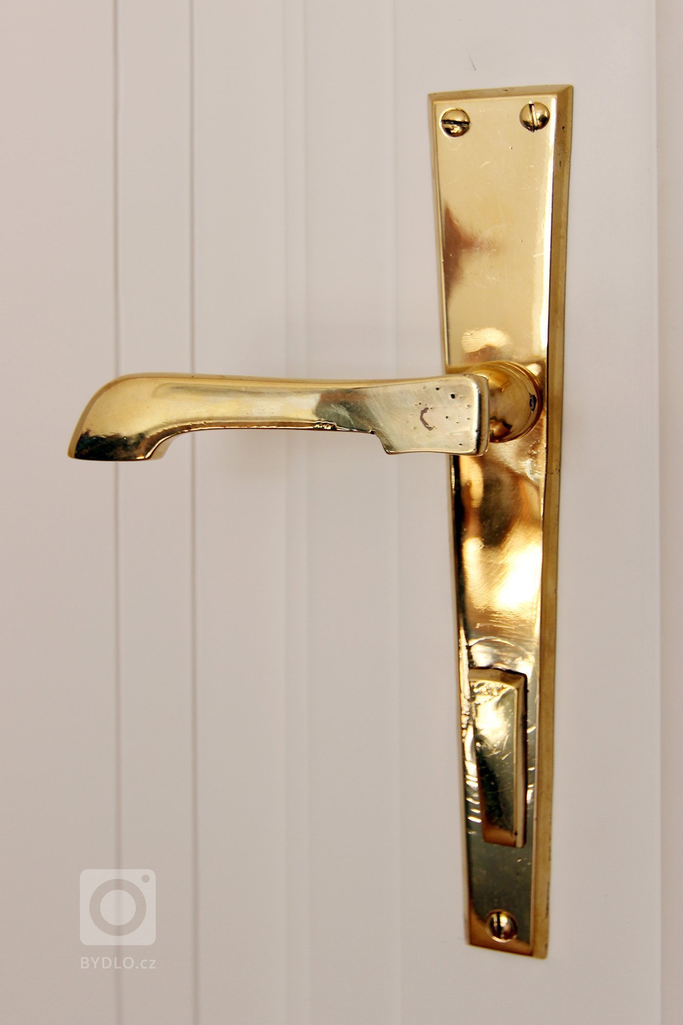 Sto let starý dům v Praze na Letné od architekta Bohumila Hypšmana. Velký byt se záplavou světla z arkýře do ulice. Krásné historické detaily zanikající vedle…