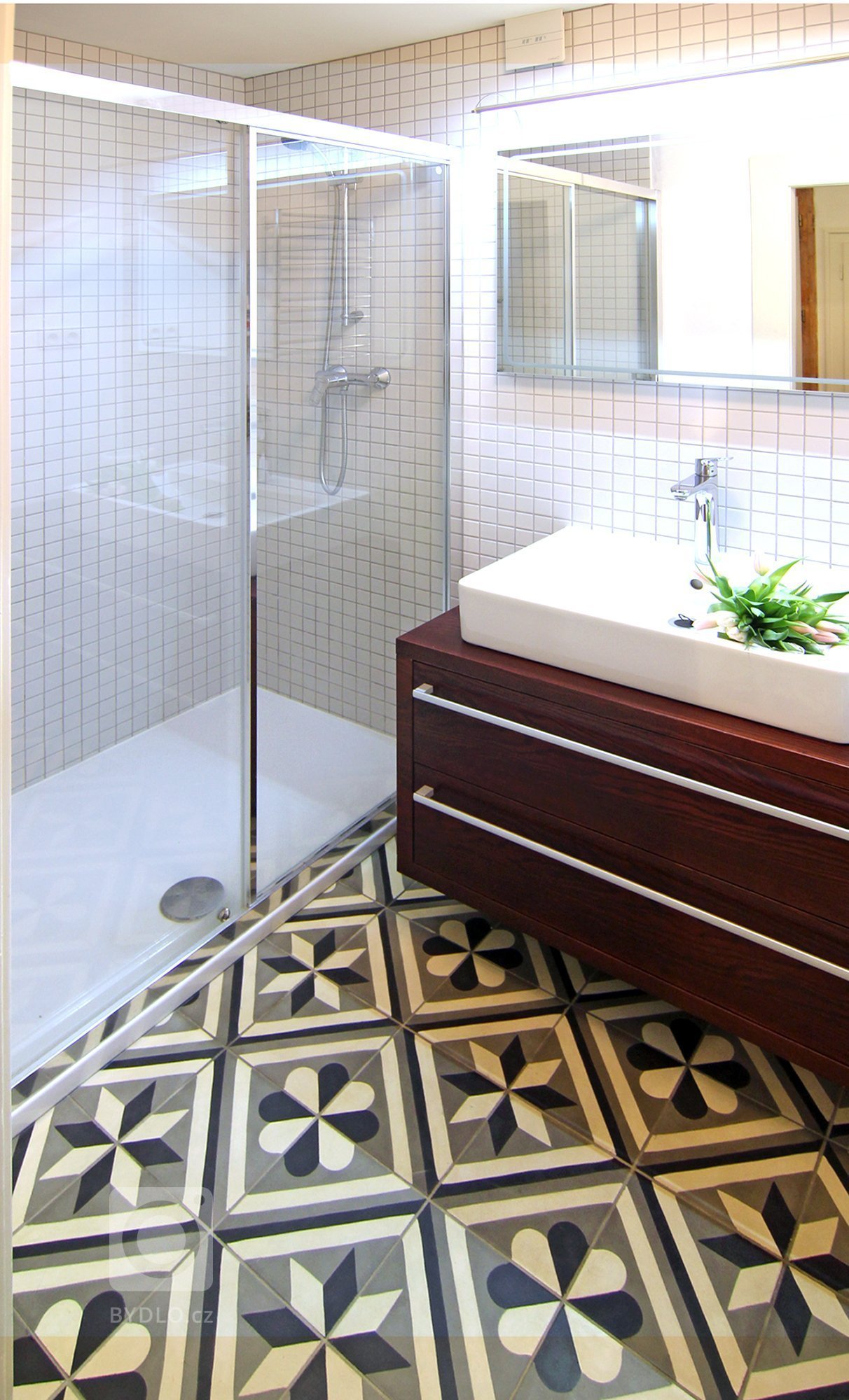 Sto let starý dům v Praze na Letné od architekta Bohumila Hypšmana. Velký byt se záplavou světla z arkýře do ulice. Krásné historické detaily zanikající vedle…