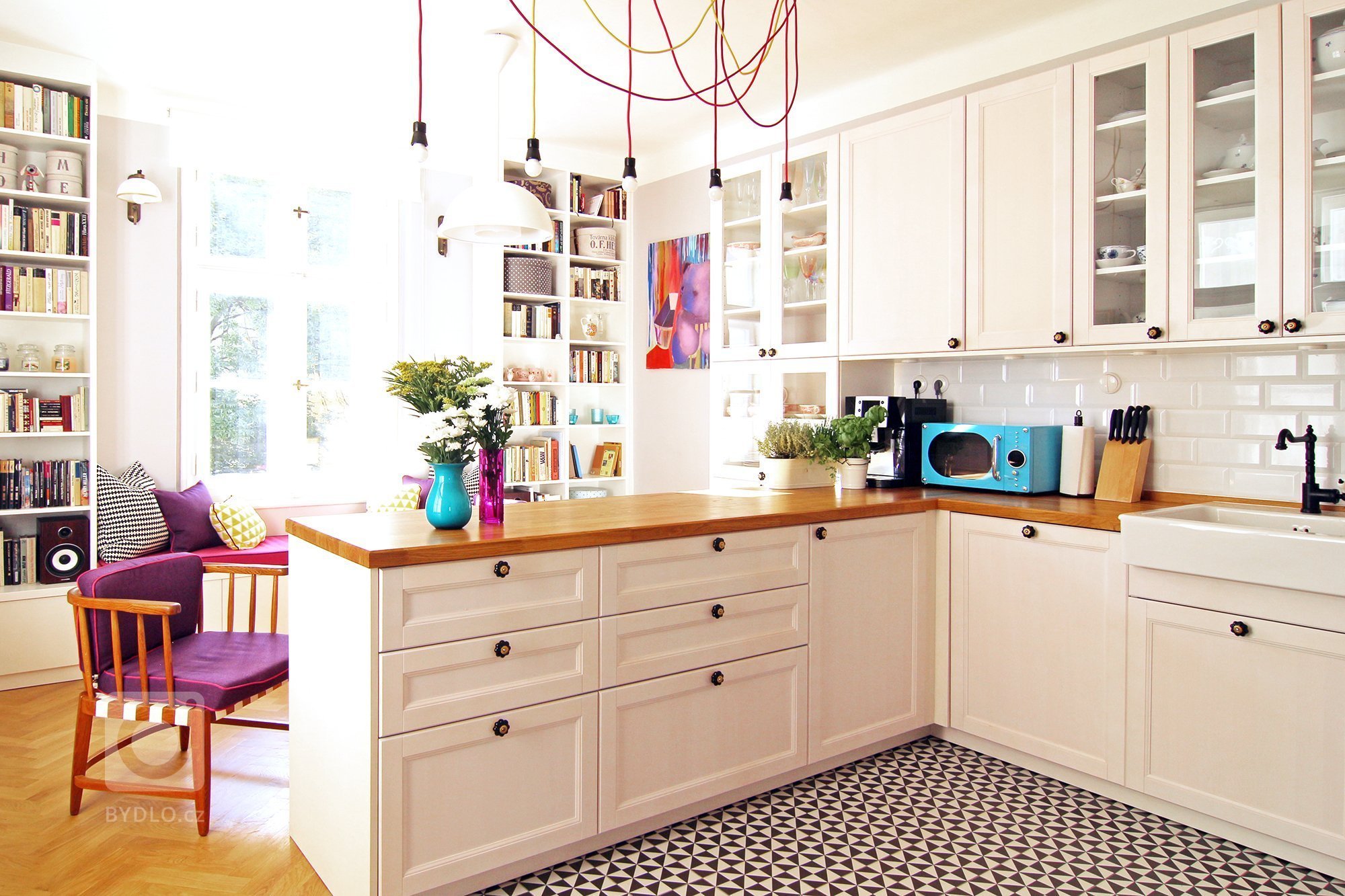 Z prvního mailu klientů, mladých manželů se dvěma jezevčíky:&nbsp;&bdquo;Koupili jsme byt v původním stavu na Žižkově. Chtěli bychom, aby nový interiér byl…