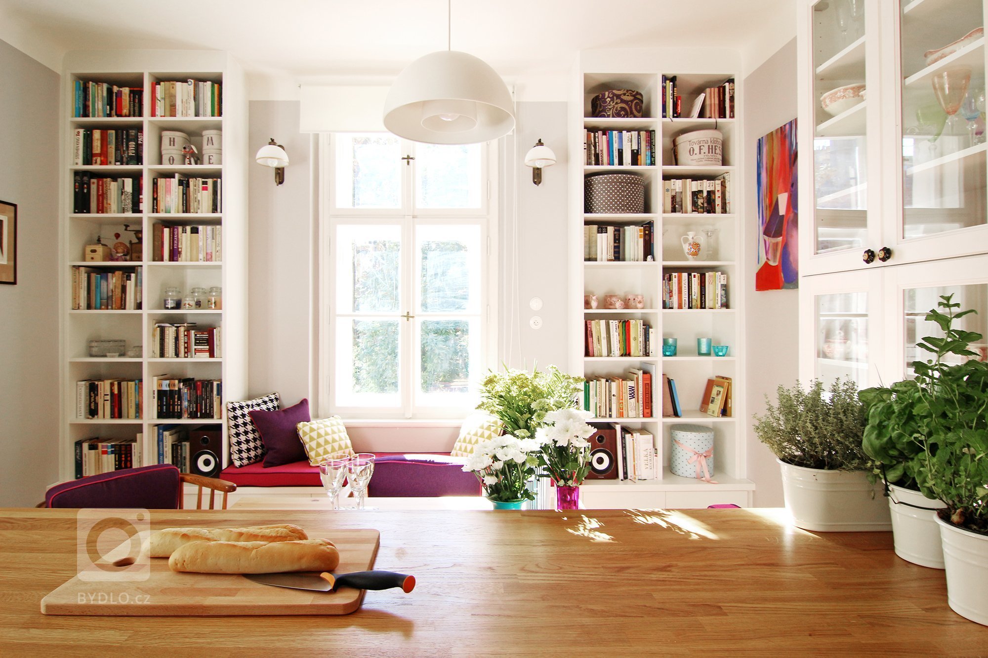 Z prvního mailu klientů, mladých manželů se dvěma jezevčíky:&nbsp;&bdquo;Koupili jsme byt v původním stavu na Žižkově. Chtěli bychom, aby nový interiér byl…