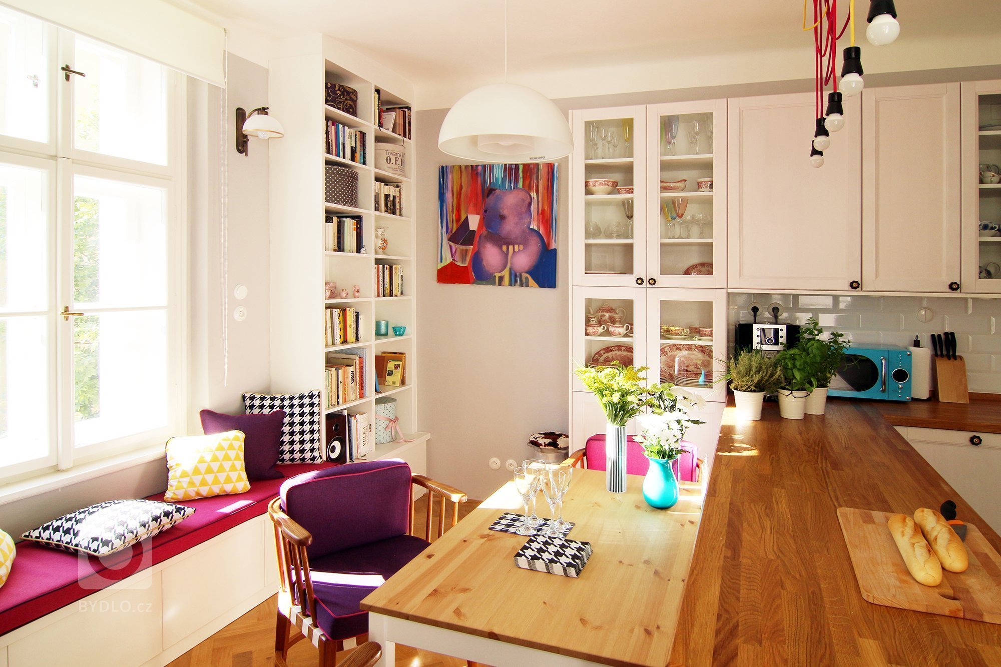 Z prvního mailu klientů, mladých manželů se dvěma jezevčíky:&nbsp;&bdquo;Koupili jsme byt v původním stavu na Žižkově. Chtěli bychom, aby nový interiér byl…