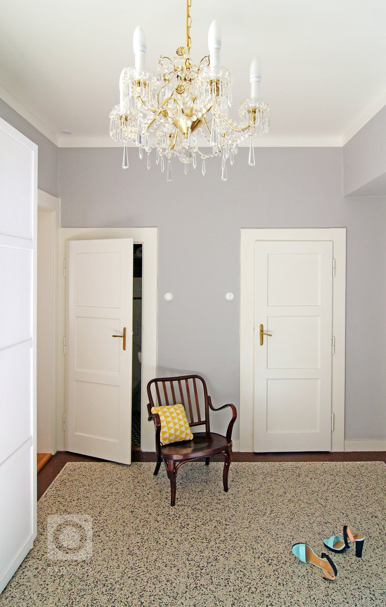 Z prvního mailu klientů, mladých manželů se dvěma jezevčíky:&nbsp;&bdquo;Koupili jsme byt v původním stavu na Žižkově. Chtěli bychom, aby nový interiér byl…