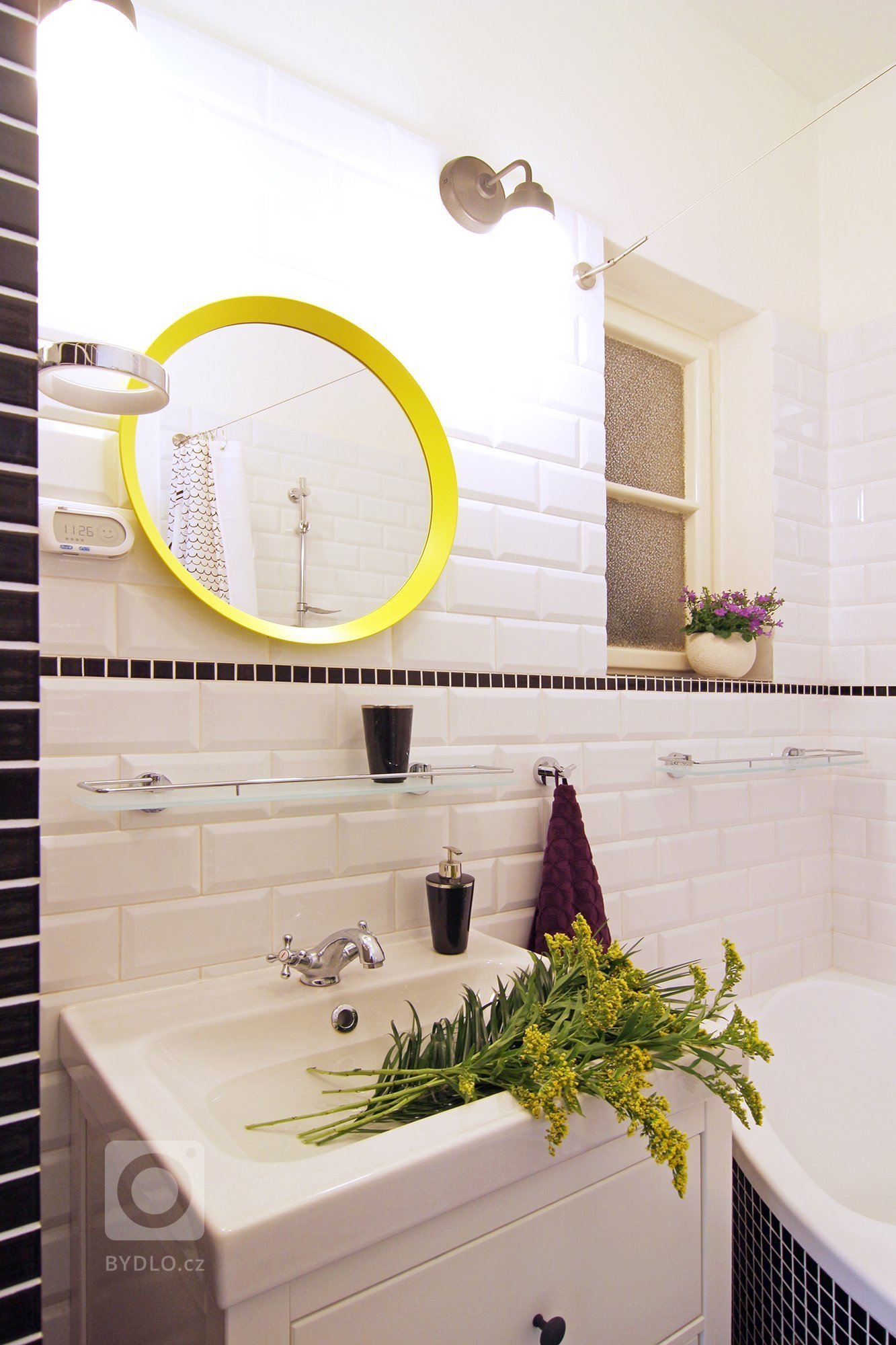 Z prvního mailu klientů, mladých manželů se dvěma jezevčíky:&nbsp;&bdquo;Koupili jsme byt v původním stavu na Žižkově. Chtěli bychom, aby nový interiér byl…