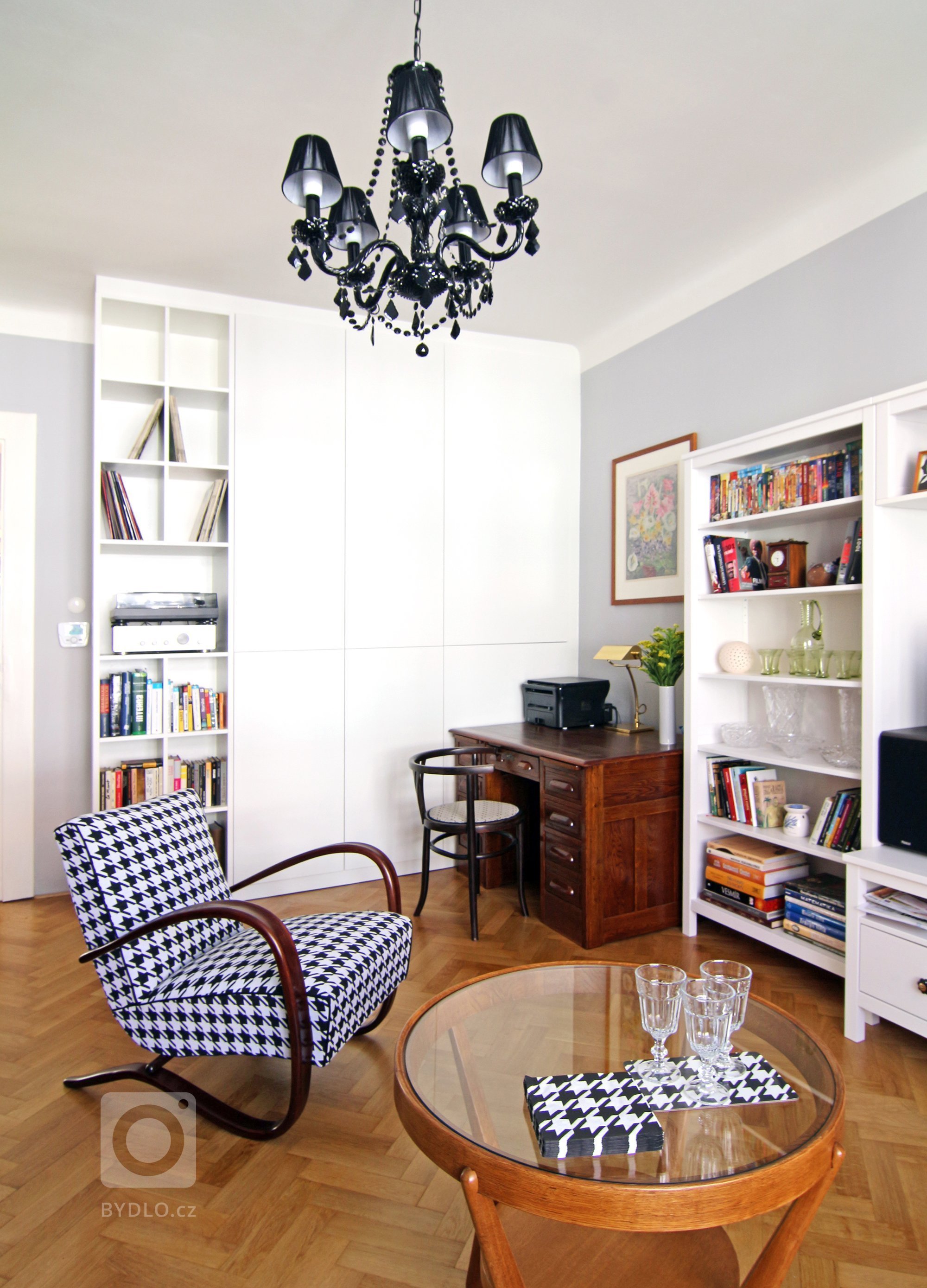 Z prvního mailu klientů, mladých manželů se dvěma jezevčíky:&nbsp;&bdquo;Koupili jsme byt v původním stavu na Žižkově. Chtěli bychom, aby nový interiér byl…