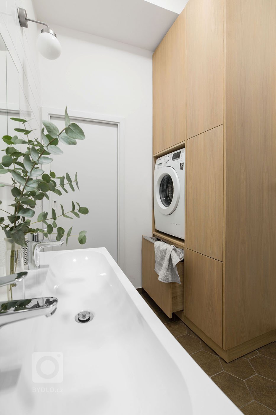 Zadání majitelů:
&bull; komplet nová kuchyň s větším prostorem pro vaření. V kuchyni se nebráníme stavebním úpravám.
&hellip;posunutím dvou dveří dvou…