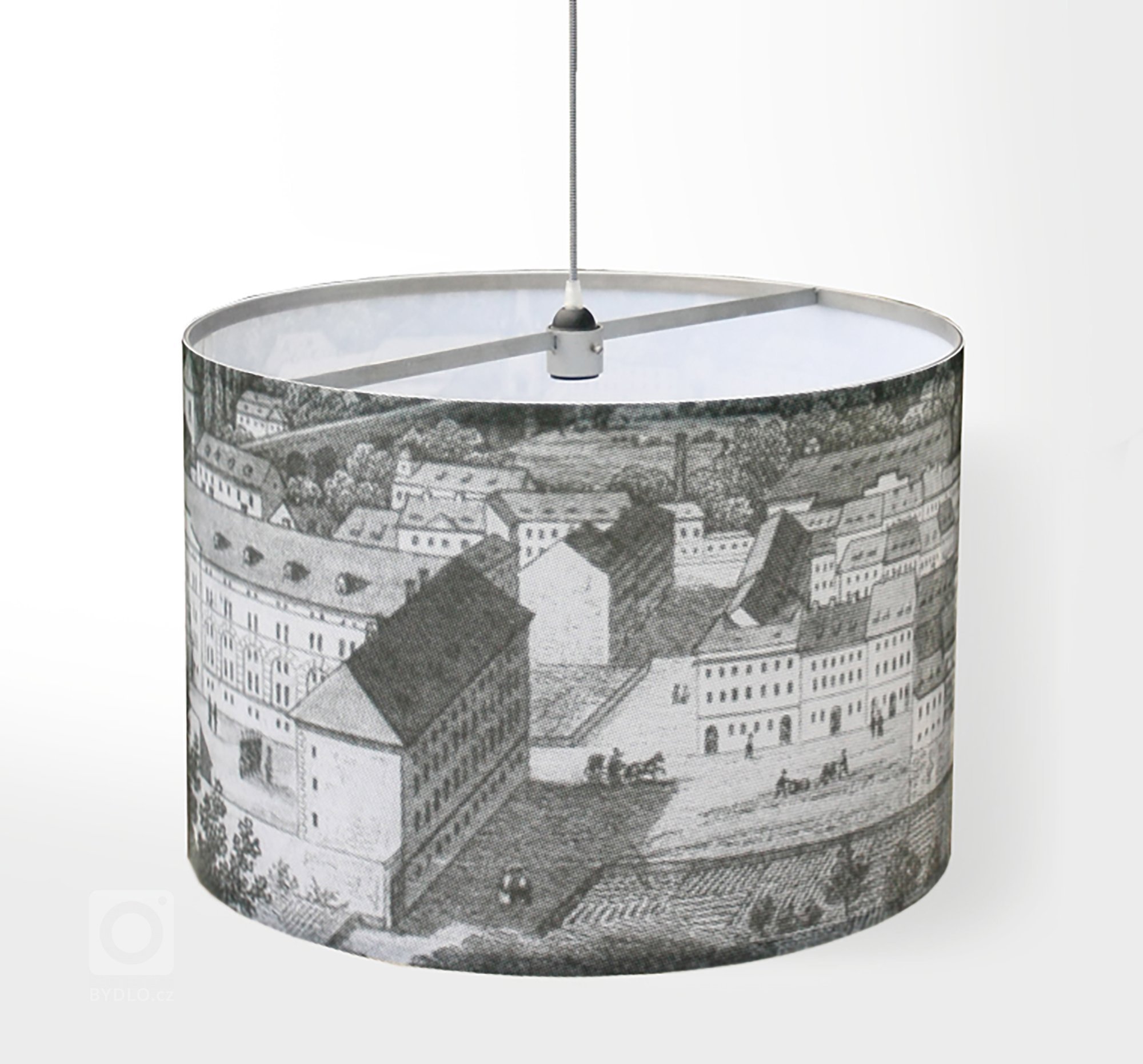 Malý podkrovní byt ve starém domě v Karlíně. Majitelem je mladý, single žijící muž, ve věci vkusu široce rozkročený mezi láskou ke starým, industriálním věcem …