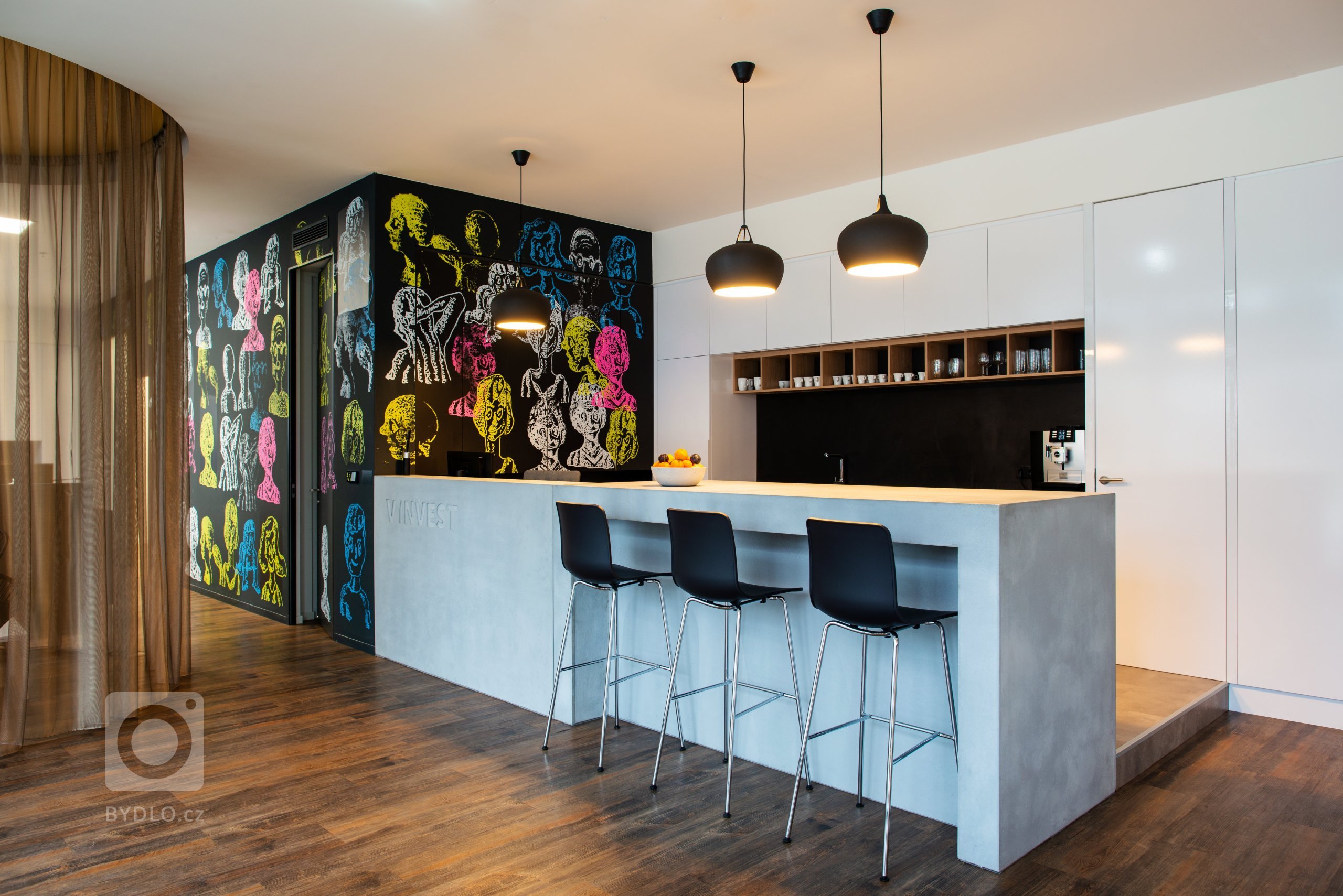 Dvojice&nbsp;recepčních&nbsp;pultů&nbsp;ze stříkaného sklo-vlákno betonu silou&nbsp;20 mm. Nosná konstrukce je z jeklového rámu, šroubovaná. Betonové…