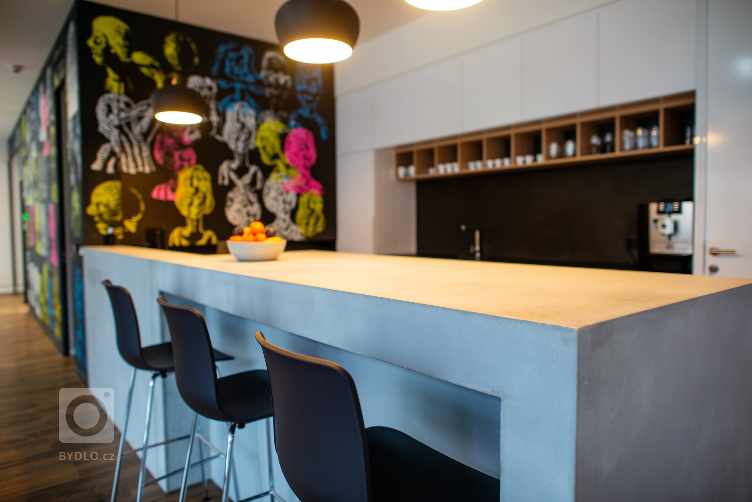 Dvojice&nbsp;recepčních&nbsp;pultů&nbsp;ze stříkaného sklo-vlákno betonu silou&nbsp;20 mm. Nosná konstrukce je z jeklového rámu, šroubovaná. Betonové…