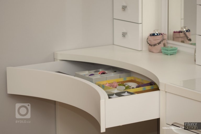 Realizace dětského pokoje pro 10 letou holčičku, která závodně tancuje. Tuto realizaci jsme udělali přesně podle našeho návrhu.
