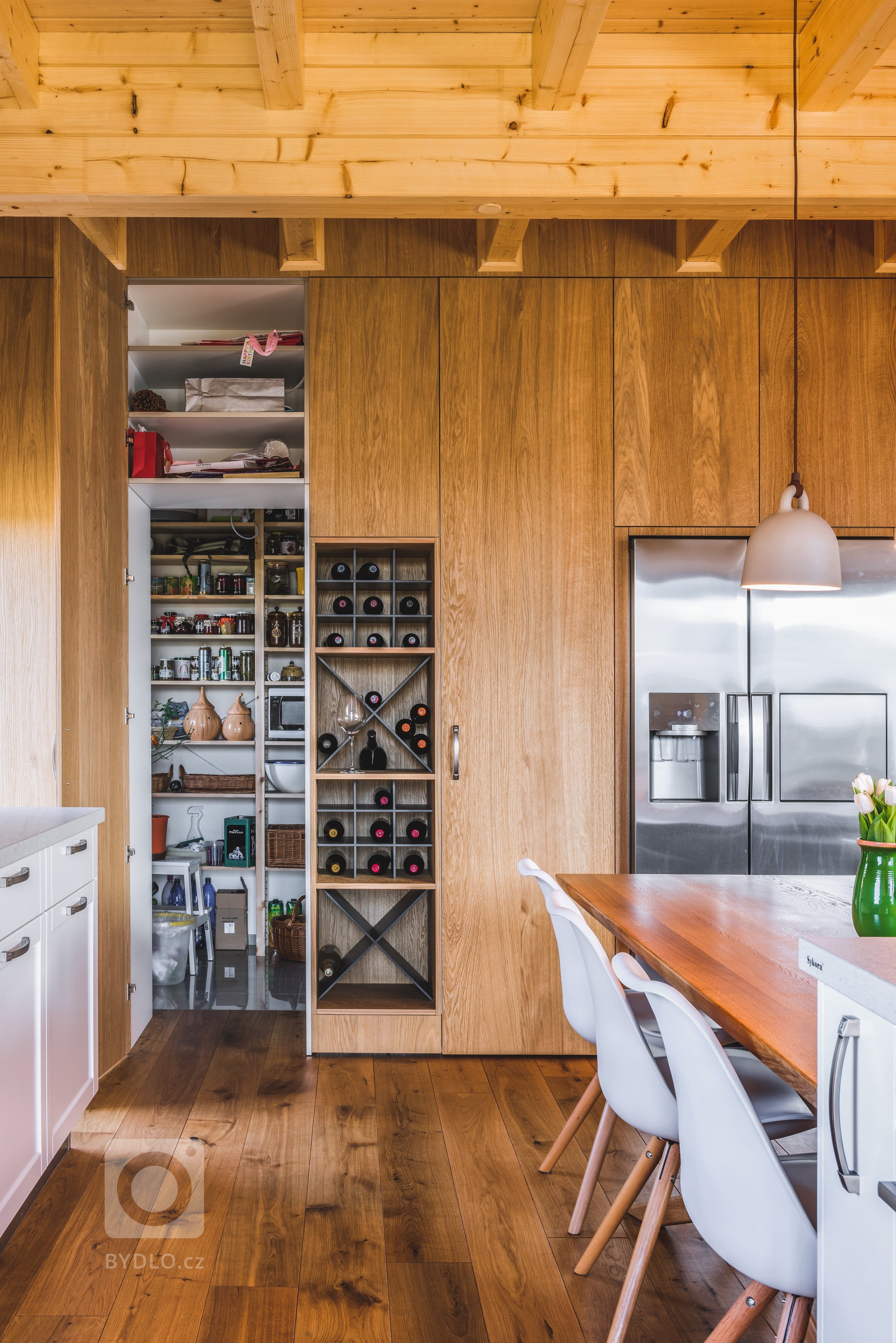 Majitelé tohoto ohromujícího prostoru mají rádi tradiční věci, ale důvěřují moderním technologiím i materiálům. Důležitá je pro ně také praktičnost. V&nbsp…