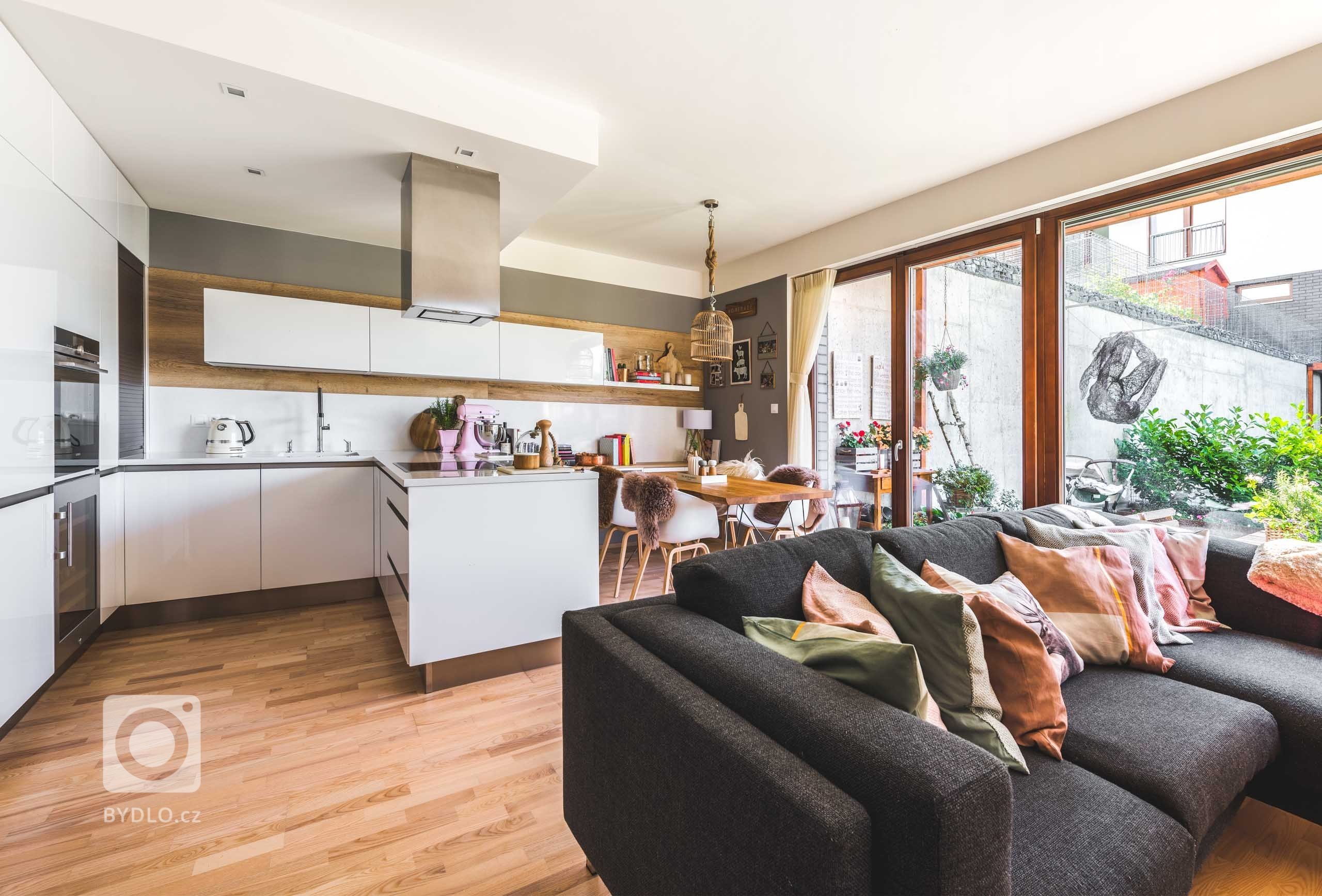 V kuchyni Top White Gloss se od první chvíle budete cítit jako doma. Vše je tu vyladěno přesně tak, jak to máte rádi. Vysoká potravinová skřín s výsuvem…