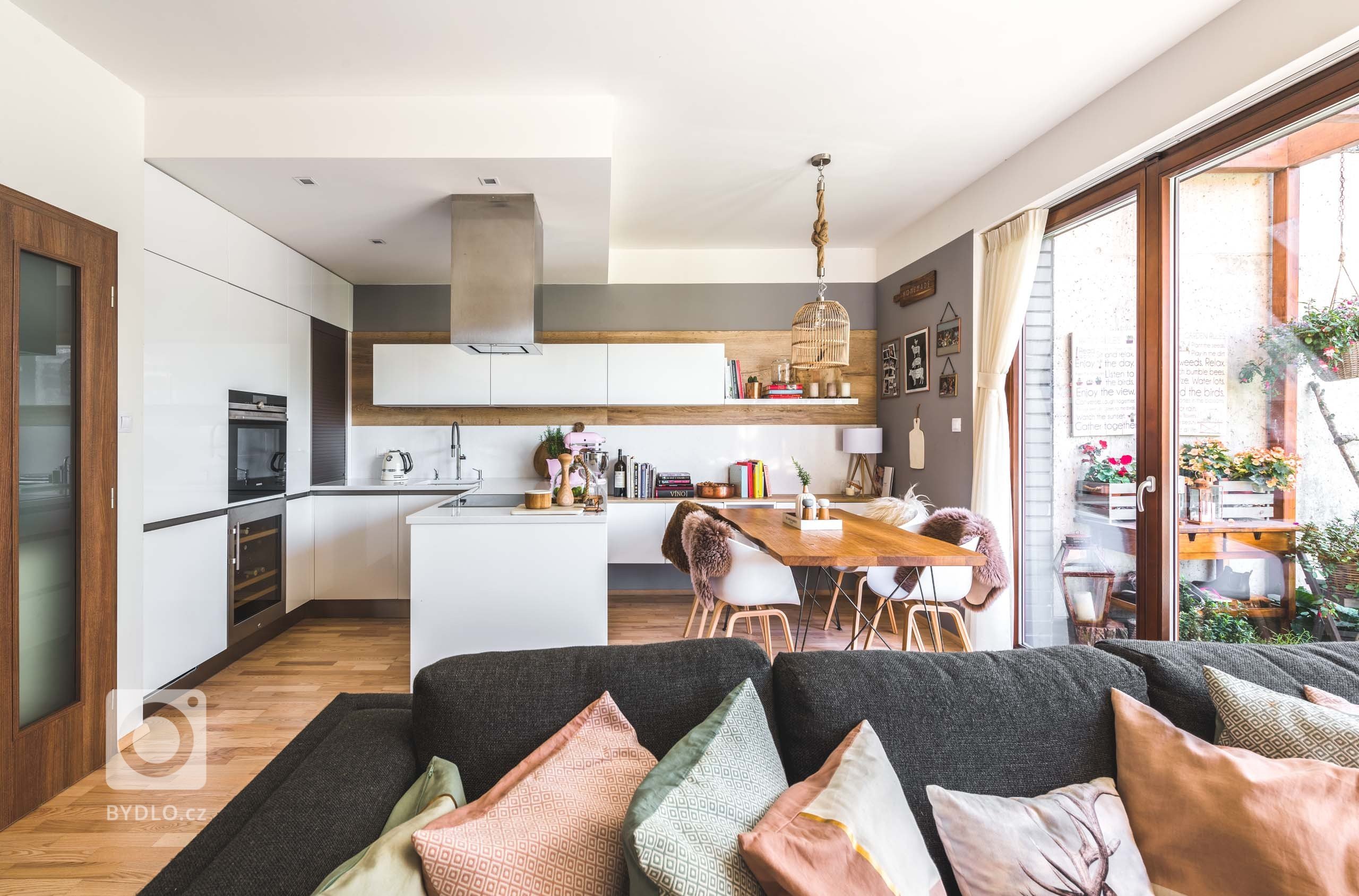 V kuchyni Top White Gloss se od první chvíle budete cítit jako doma. Vše je tu vyladěno přesně tak, jak to máte rádi. Vysoká potravinová skřín s výsuvem…