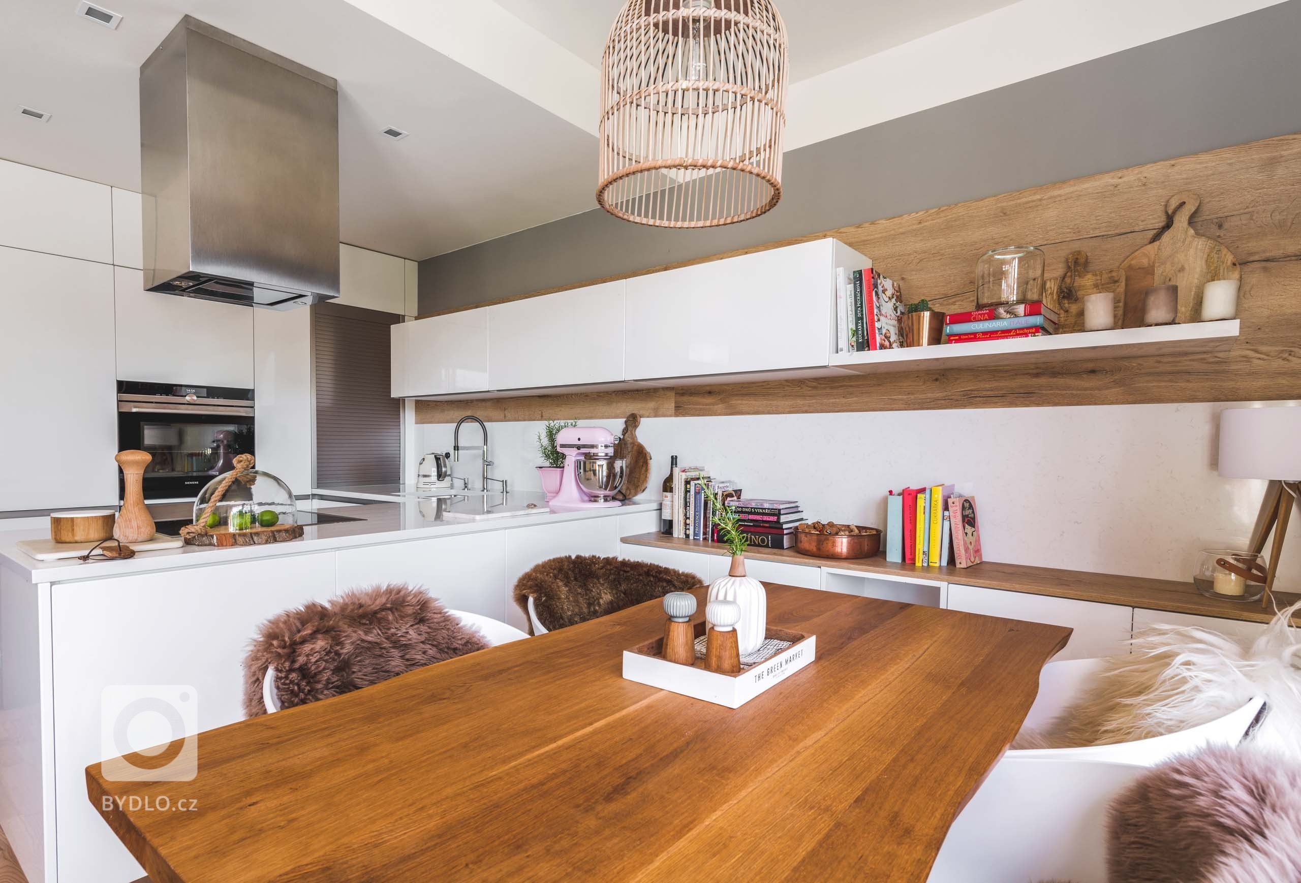 V kuchyni Top White Gloss se od první chvíle budete cítit jako doma. Vše je tu vyladěno přesně tak, jak to máte rádi. Vysoká potravinová skřín s výsuvem…