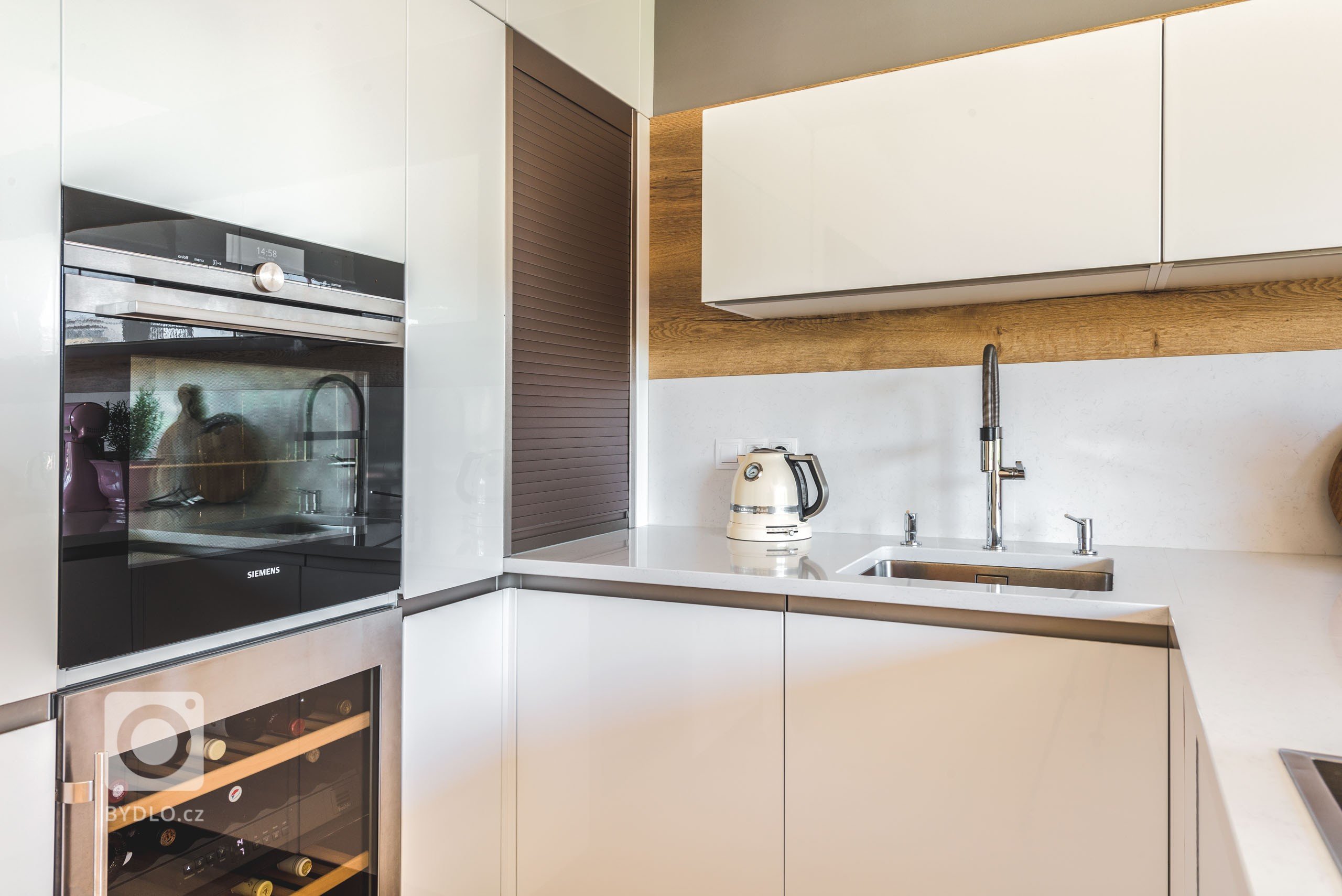 V kuchyni Top White Gloss se od první chvíle budete cítit jako doma. Vše je tu vyladěno přesně tak, jak to máte rádi. Vysoká potravinová skřín s výsuvem…