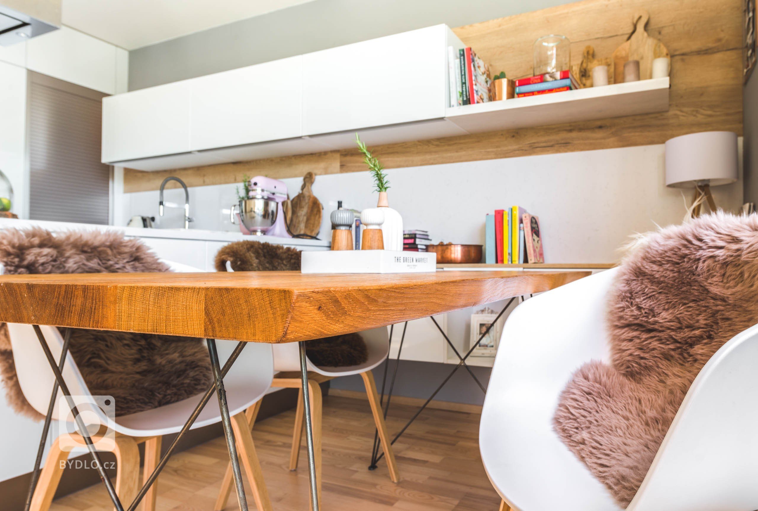 V kuchyni Top White Gloss se od první chvíle budete cítit jako doma. Vše je tu vyladěno přesně tak, jak to máte rádi. Vysoká potravinová skřín s výsuvem…