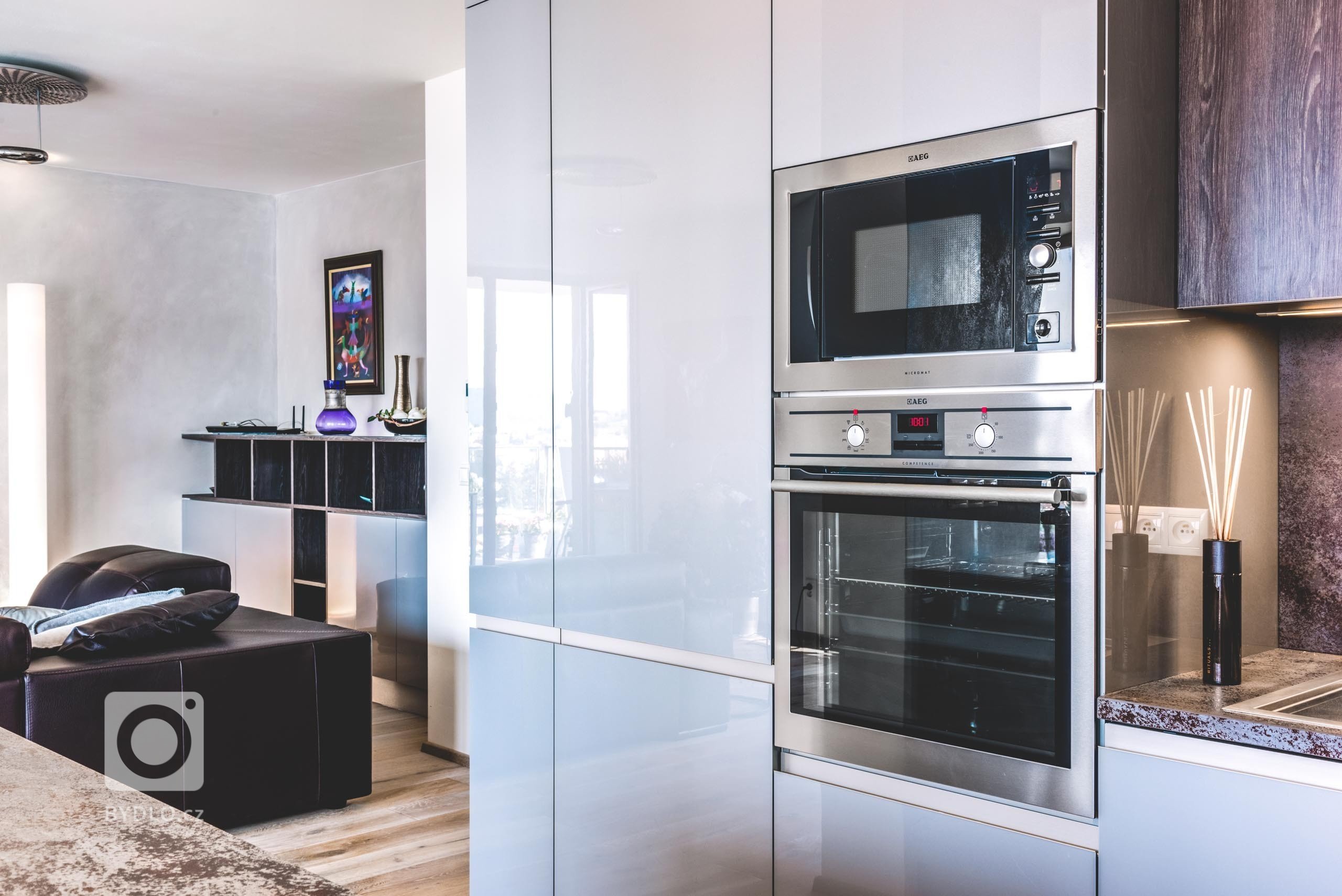 Všechno je tu dokonale sladěné. Každá barva, každý materiál, každý tón i každá emoce. Světlé plochy navazují na tmavé, teplá místa na vzdušnější, lesk doplňuje…