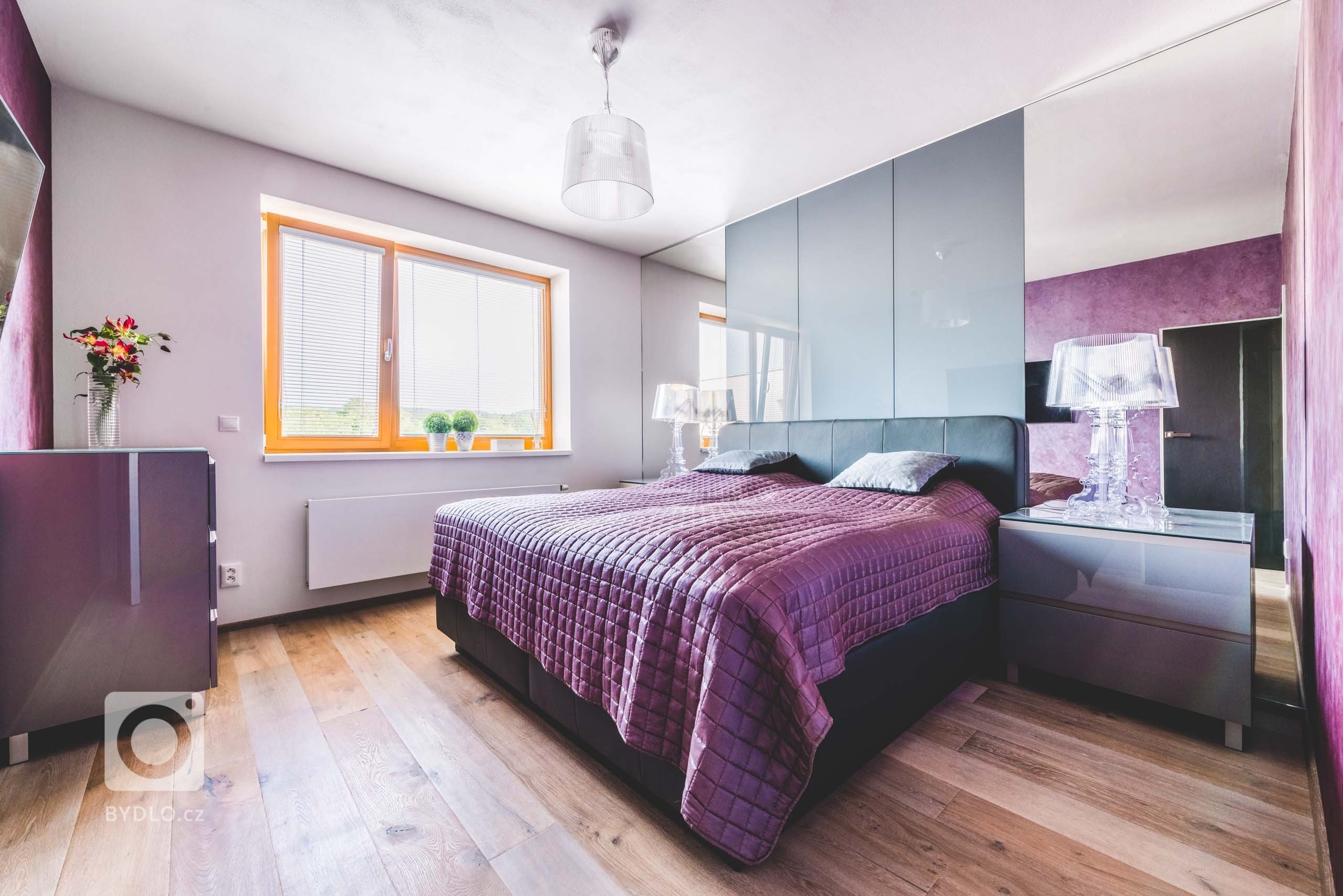 Všechno je tu dokonale sladěné. Každá barva, každý materiál, každý tón i každá emoce. Světlé plochy navazují na tmavé, teplá místa na vzdušnější, lesk doplňuje…