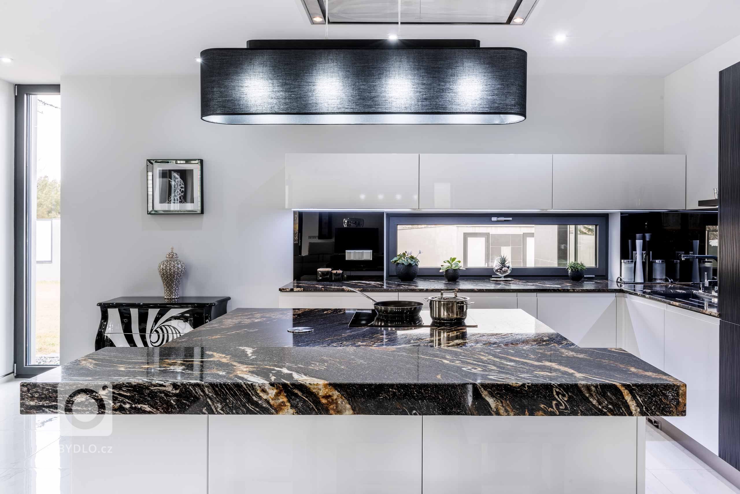 Chytrá řešení mají svůj půvab sama o sobě. Pokud je navíc vybavíte promyšleným šarmem lesklých bílých ploch, dýhovanými 3D dvířky Wawe Eben s profilem a žulou…