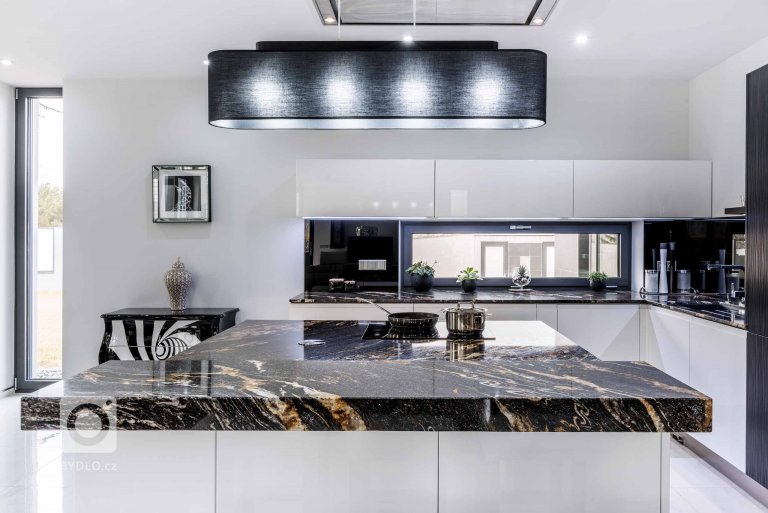 add picture to album