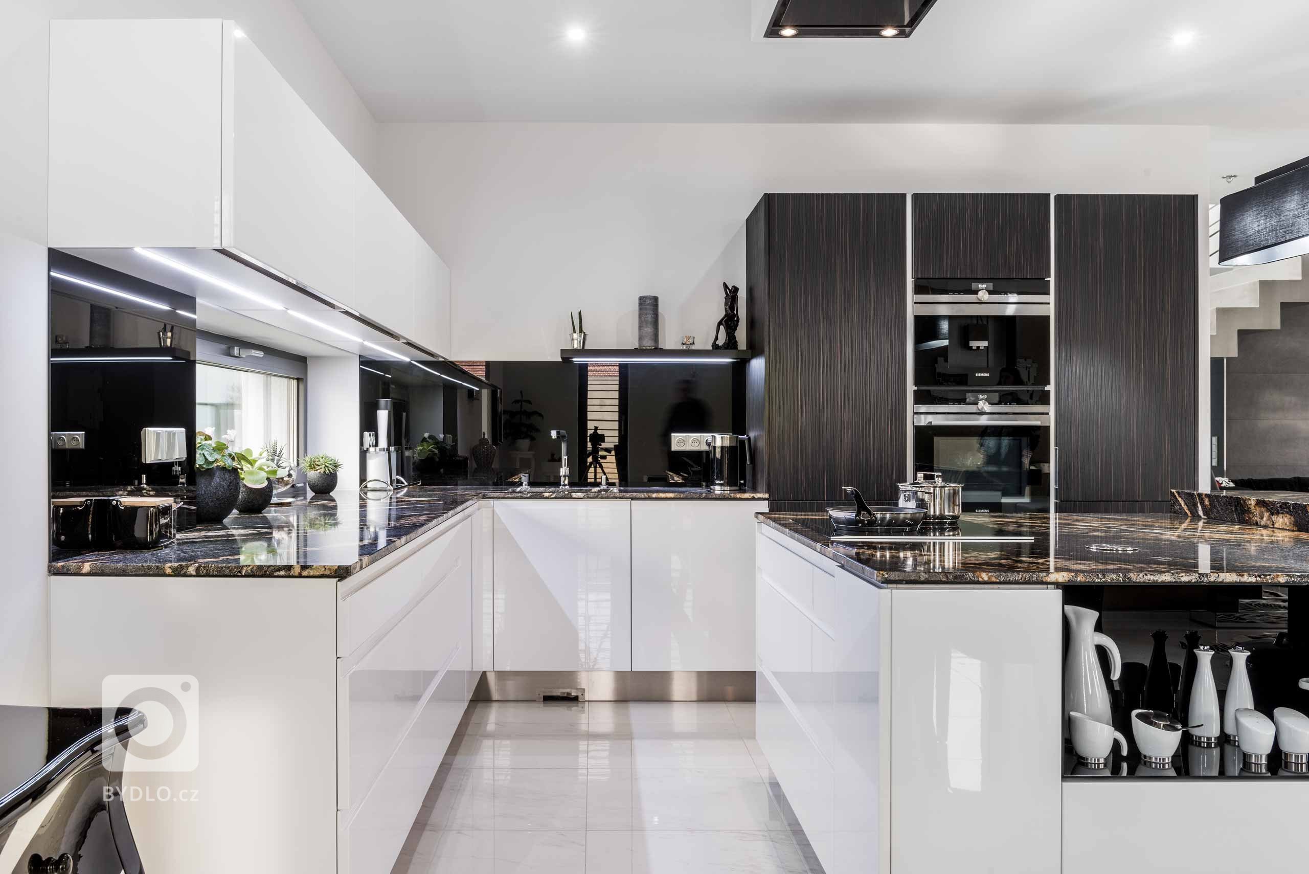 Chytrá řešení mají svůj půvab sama o sobě. Pokud je navíc vybavíte promyšleným šarmem lesklých bílých ploch, dýhovanými 3D dvířky Wawe Eben s profilem a žulou…