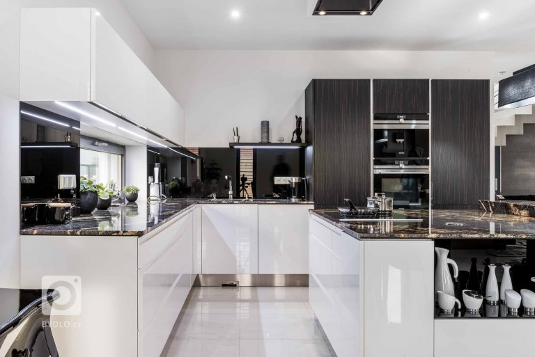 add picture to album