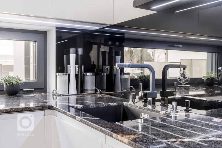 add picture to album