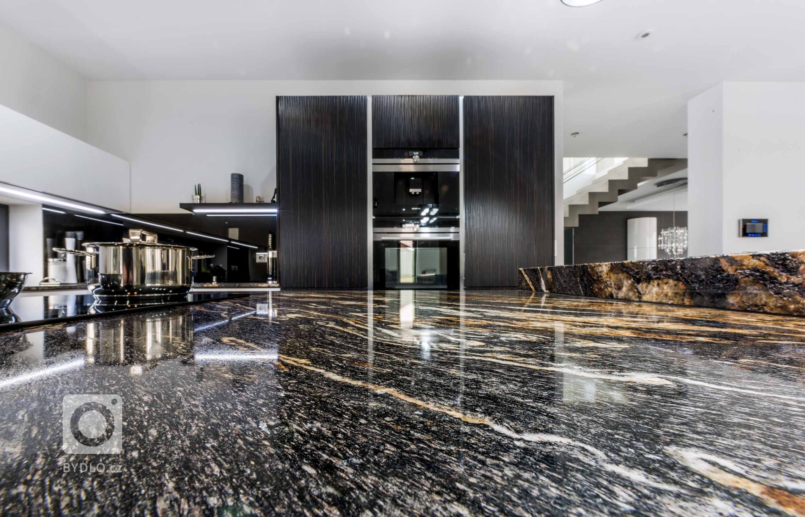 Chytrá řešení mají svůj půvab sama o sobě. Pokud je navíc vybavíte promyšleným šarmem lesklých bílých ploch, dýhovanými 3D dvířky Wawe Eben s profilem a žulou…