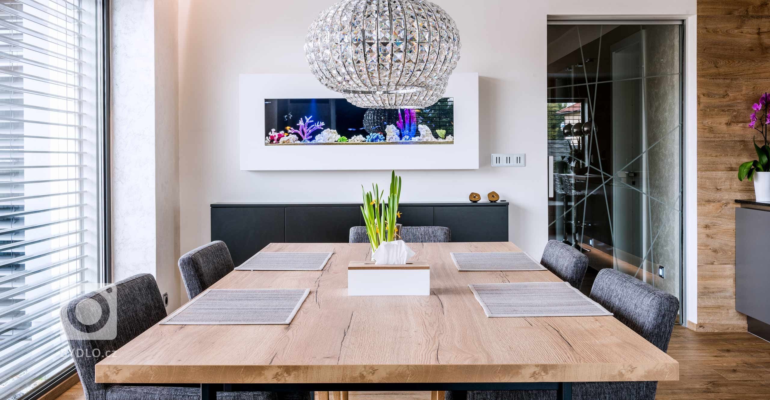 Užijte si to nejlepší z obou světů. Představujeme přirozenou kombinaci praktických materiálů s nejmodernějšími technologiemi. Lakované skříňky ve světlém i…