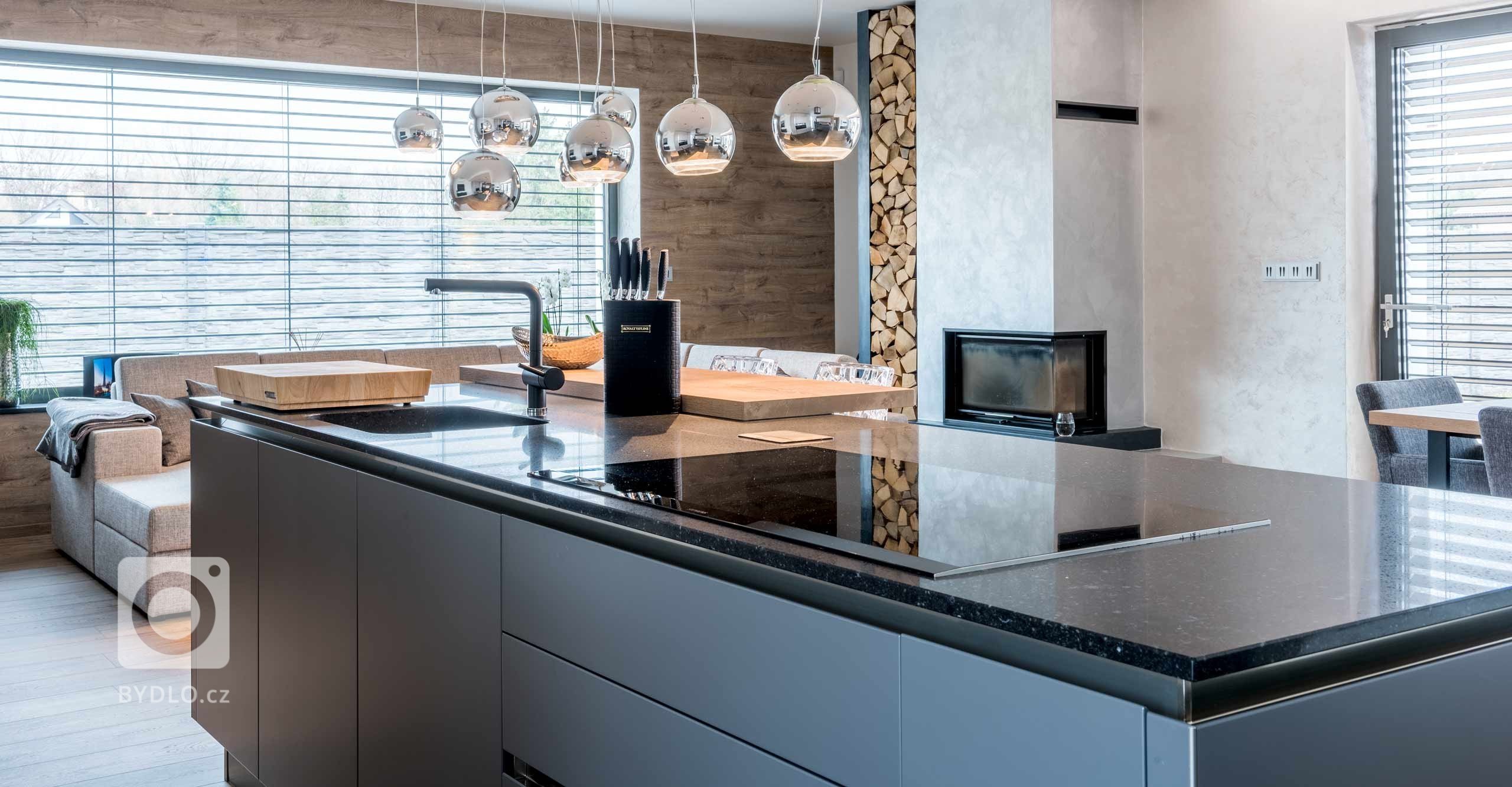 Užijte si to nejlepší z obou světů. Představujeme přirozenou kombinaci praktických materiálů s nejmodernějšími technologiemi. Lakované skříňky ve světlém i…