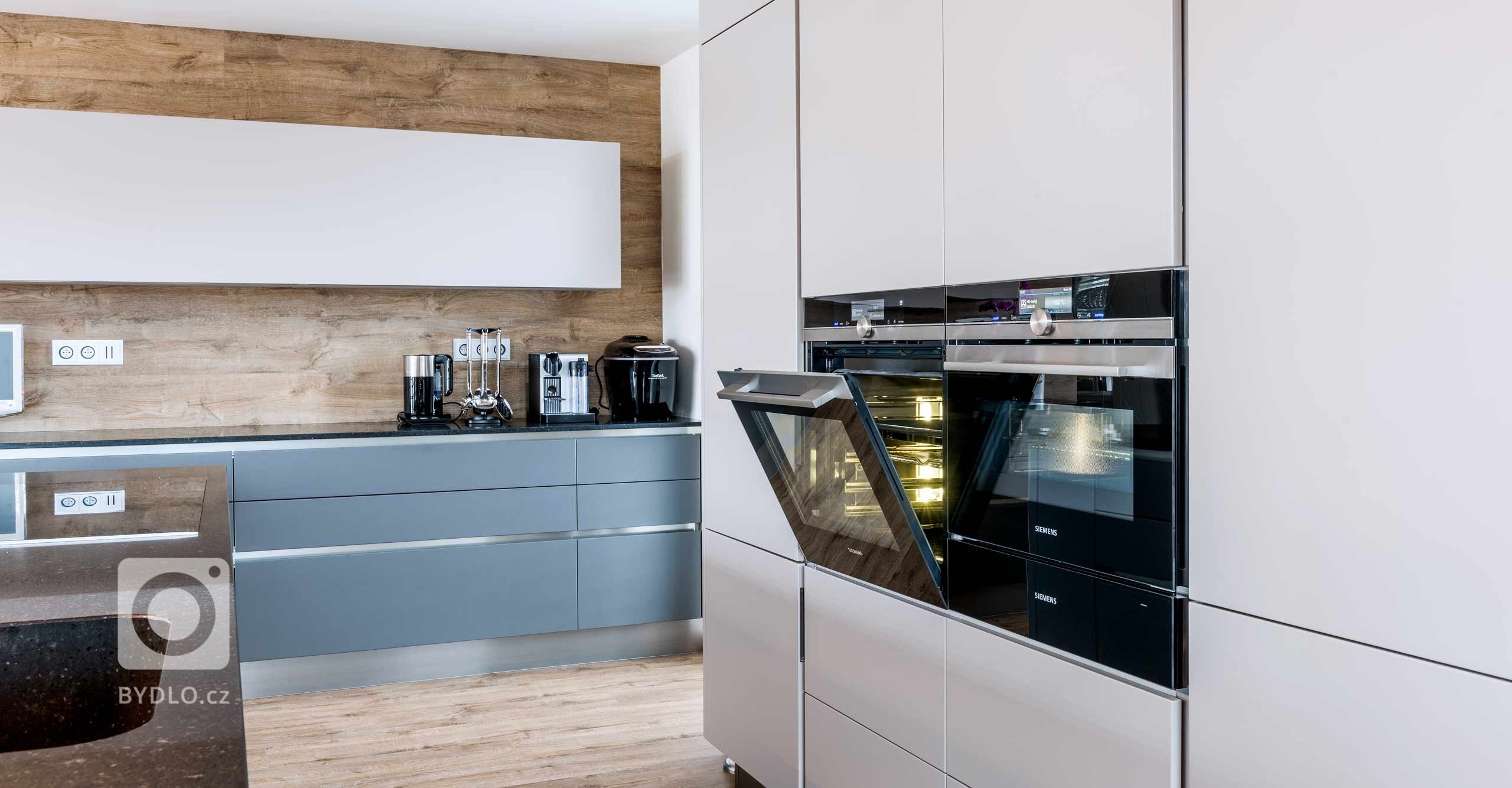 Užijte si to nejlepší z obou světů. Představujeme přirozenou kombinaci praktických materiálů s nejmodernějšími technologiemi. Lakované skříňky ve světlém i…