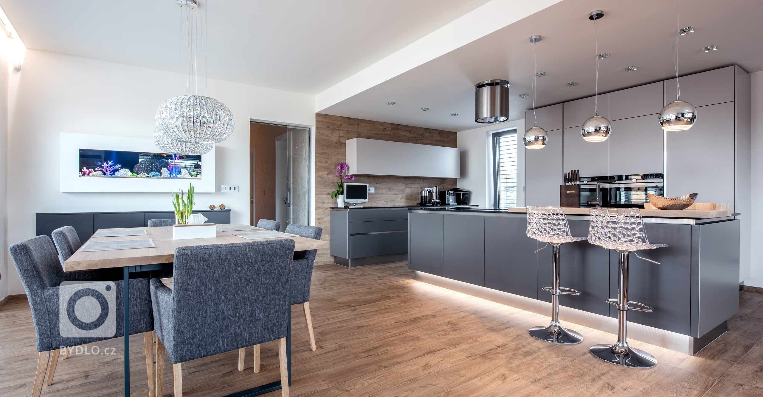 Užijte si to nejlepší z obou světů. Představujeme přirozenou kombinaci praktických materiálů s nejmodernějšími technologiemi. Lakované skříňky ve světlém i…