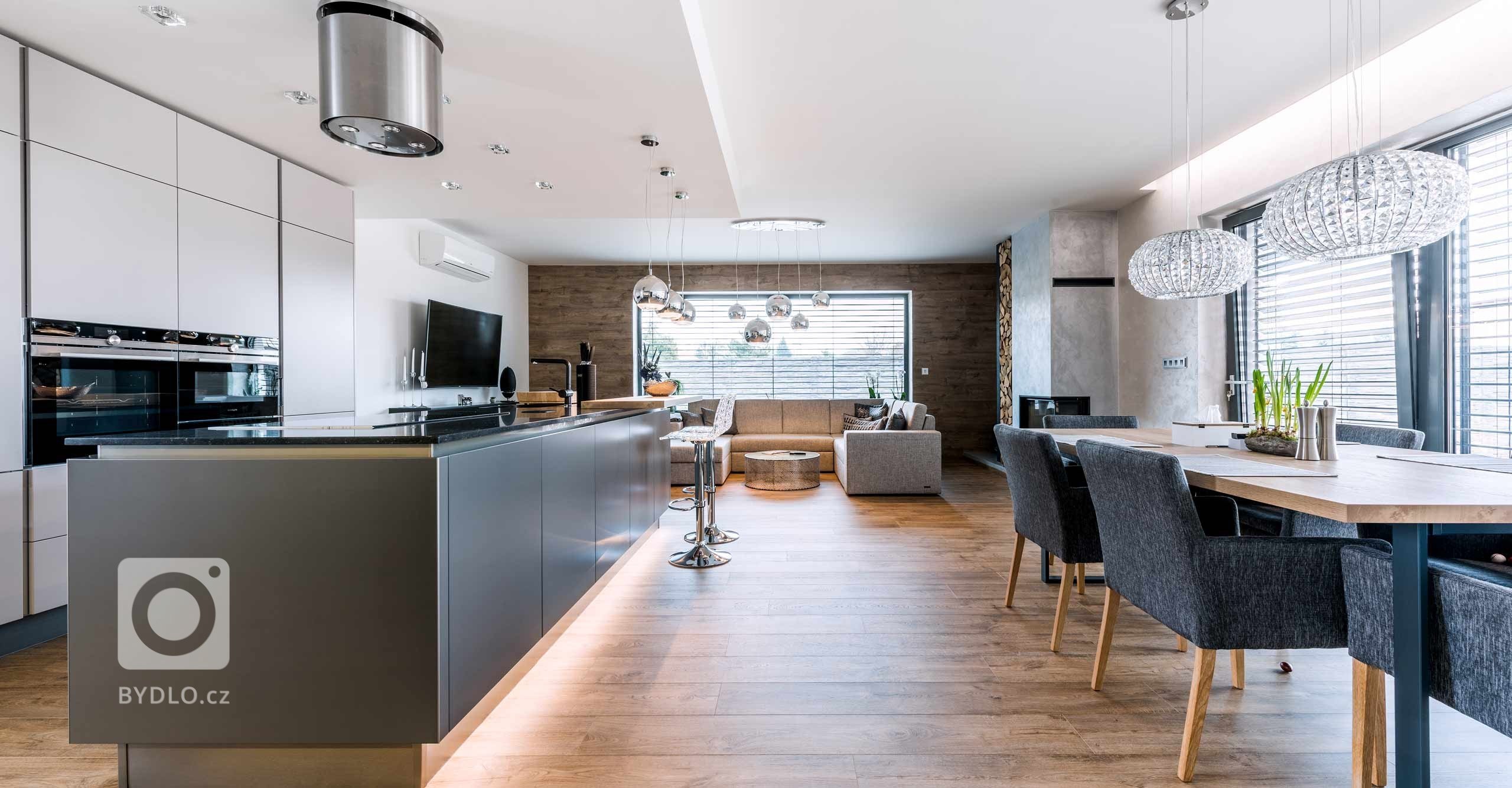 Užijte si to nejlepší z obou světů. Představujeme přirozenou kombinaci praktických materiálů s nejmodernějšími technologiemi. Lakované skříňky ve světlém i…