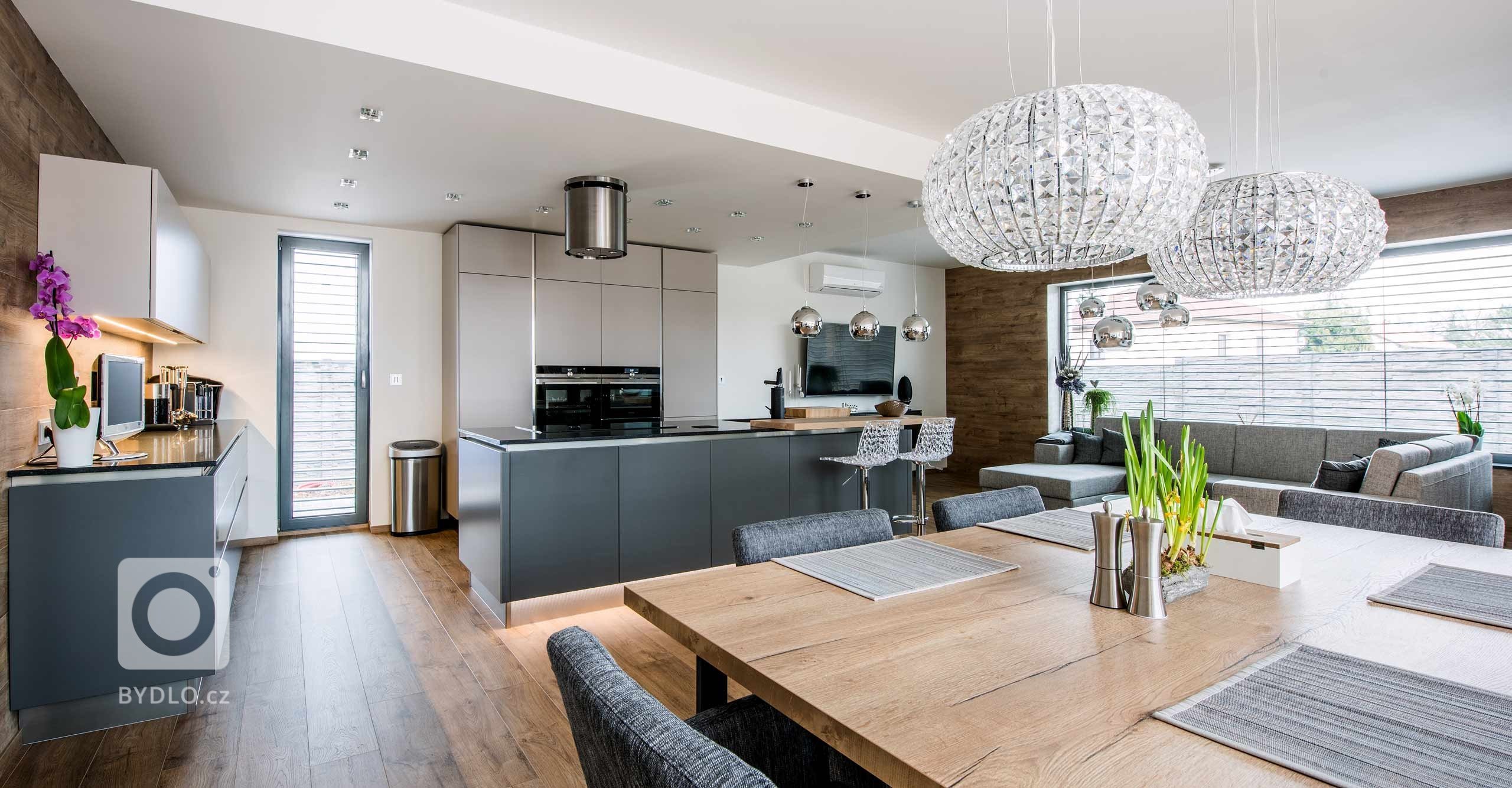 Užijte si to nejlepší z obou světů. Představujeme přirozenou kombinaci praktických materiálů s nejmodernějšími technologiemi. Lakované skříňky ve světlém i…