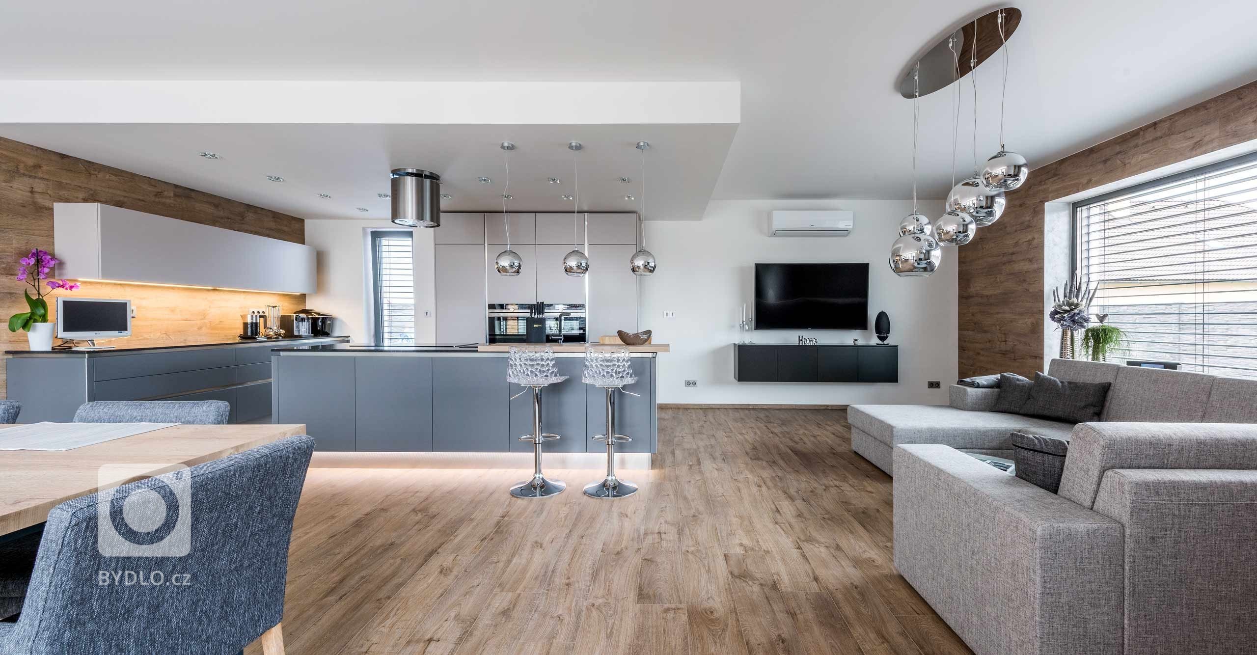 Užijte si to nejlepší z obou světů. Představujeme přirozenou kombinaci praktických materiálů s nejmodernějšími technologiemi. Lakované skříňky ve světlém i…