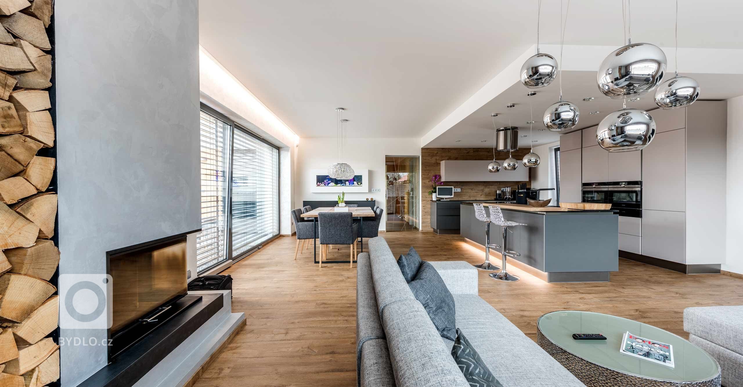 Užijte si to nejlepší z obou světů. Představujeme přirozenou kombinaci praktických materiálů s nejmodernějšími technologiemi. Lakované skříňky ve světlém i…